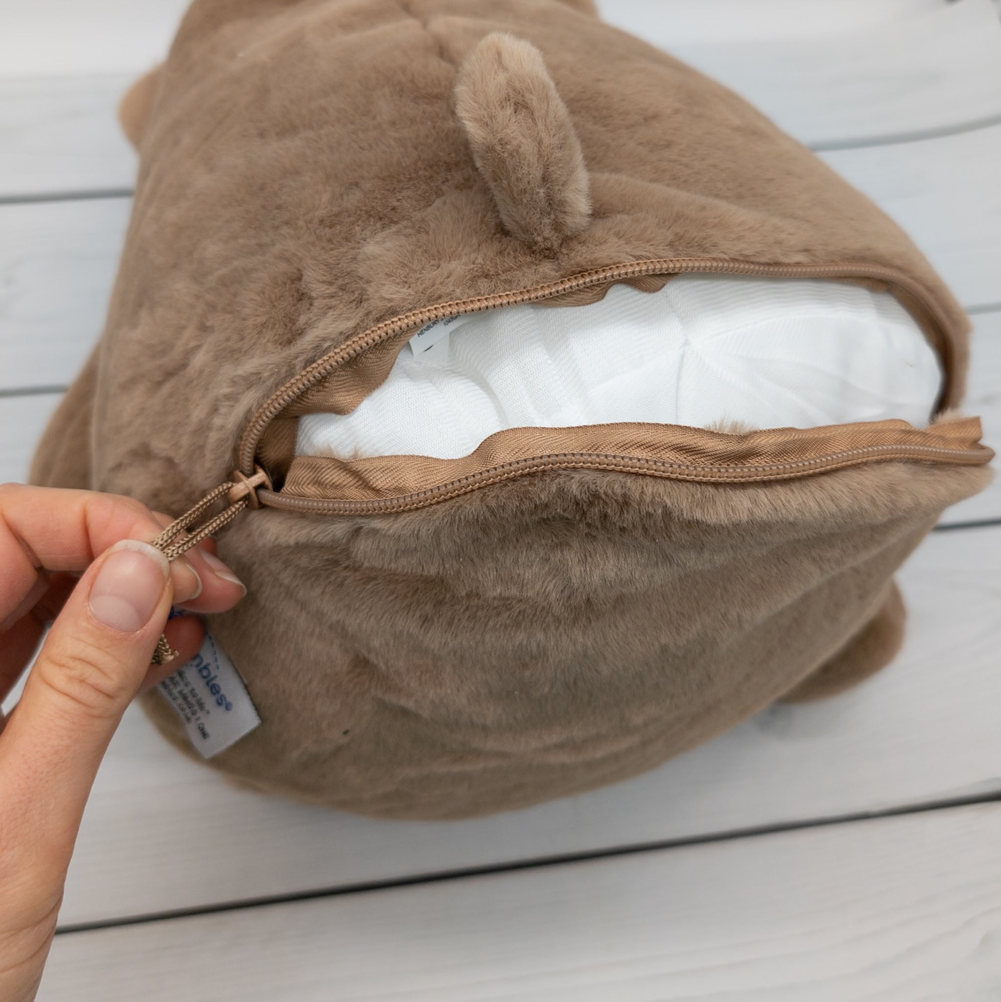 Kuscheltier brauner Bär mit Namen und Geburtsdaten in rosa bestickt