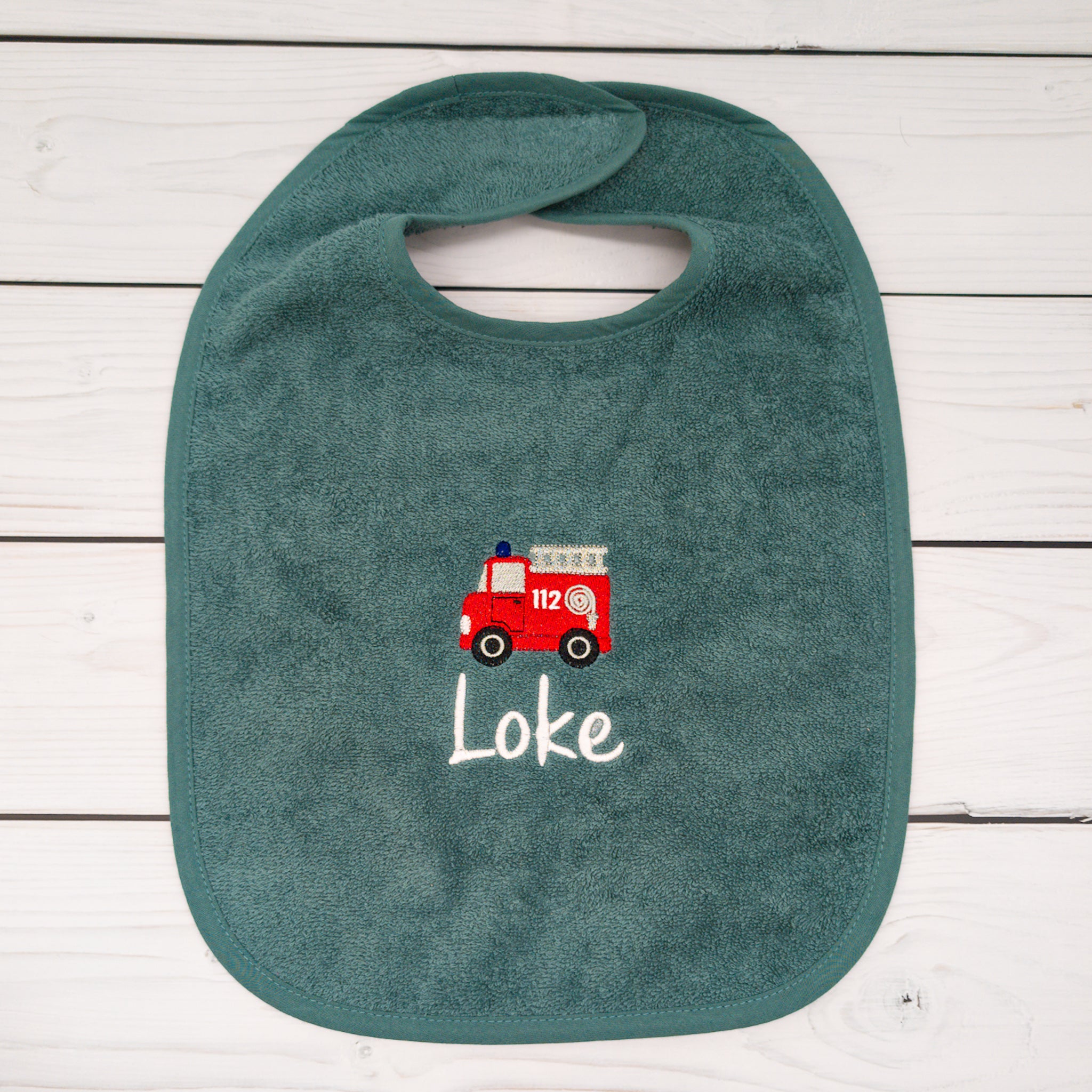 Lätzchen aus Frottee mit Feuerwehrauto und Name personalisiert - tolle Geschenkidee für Babys und Kleinkinder
