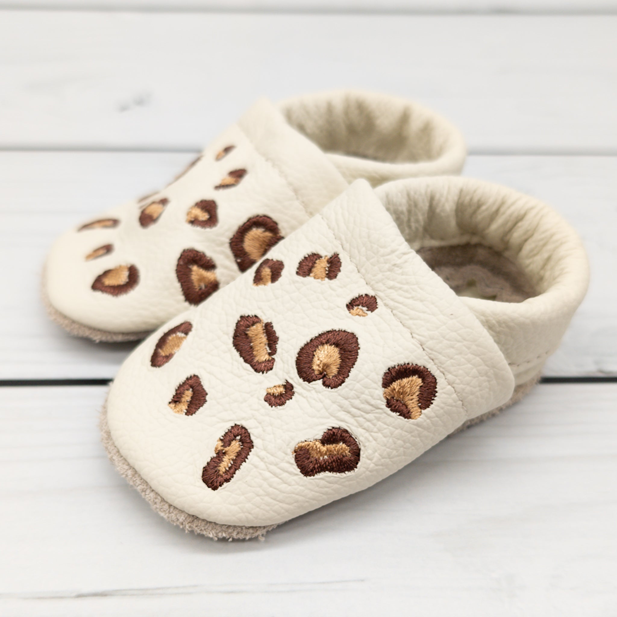 Krabbelschuhe in creme mit Leo Muster in Größe 17