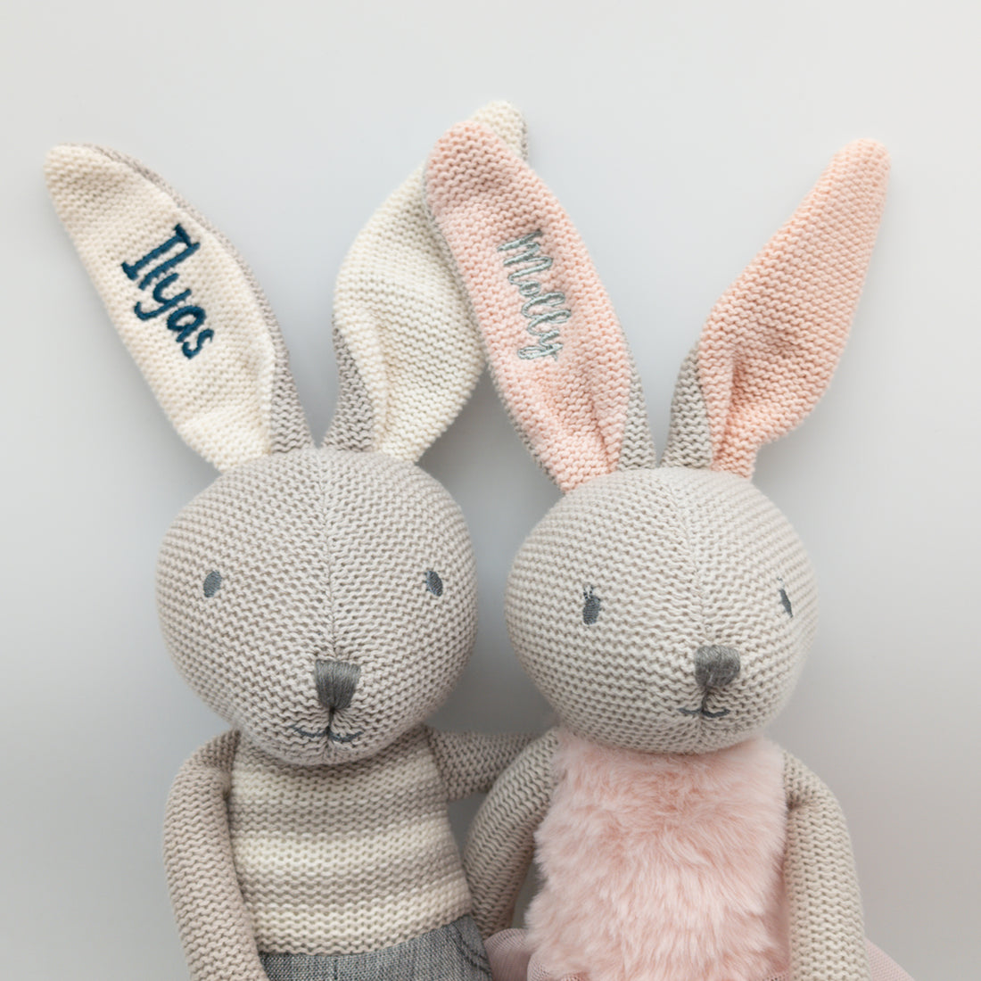 Schmusetier Hase Kuscheltier mit Latzhose und Name bestickt