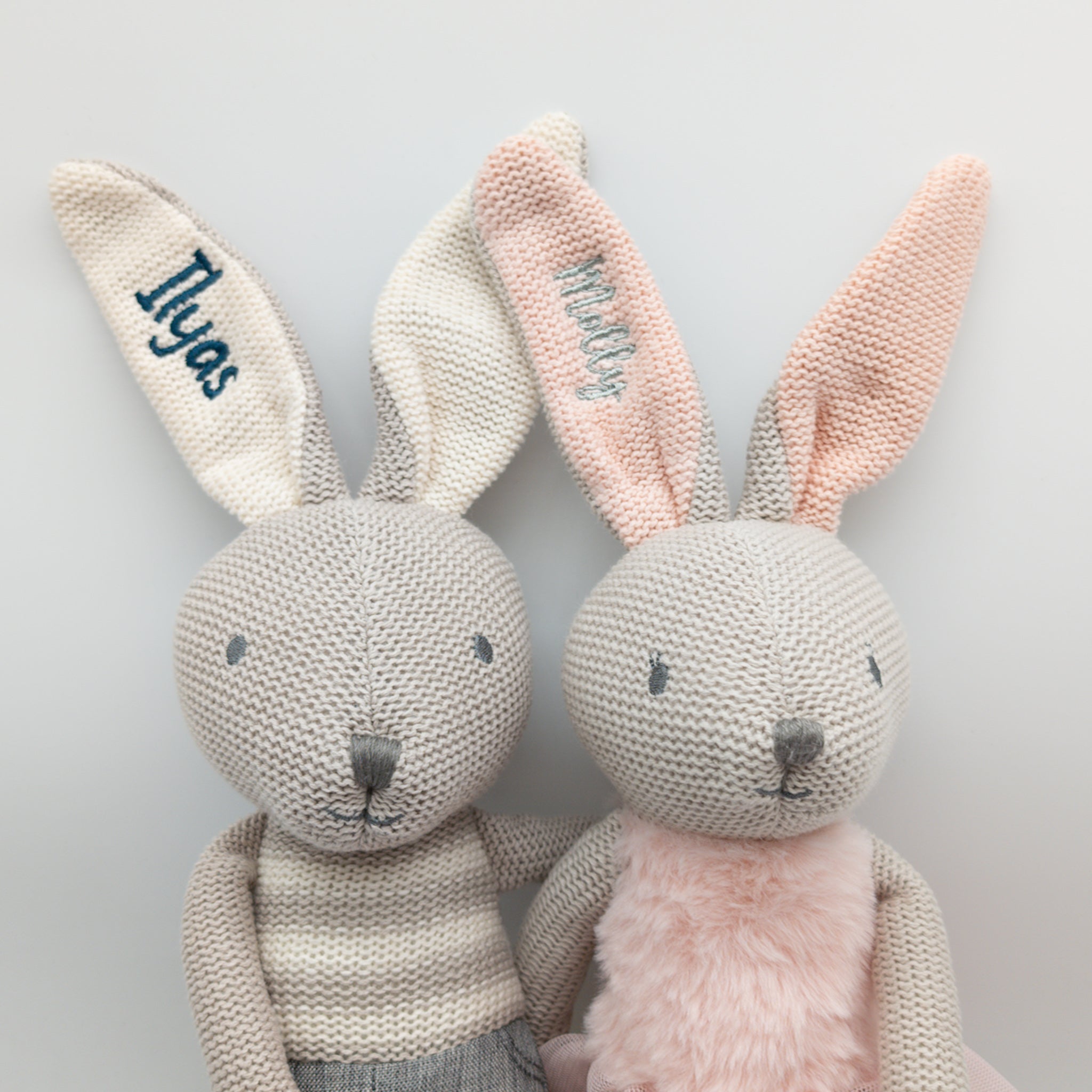 Schmusetier Hase Kuscheltier mit Latzhose und Name bestickt