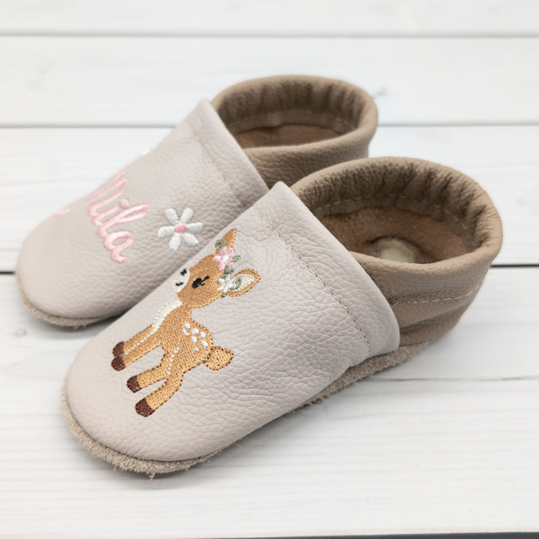 Krabbelschuhe/ Hausschuhe aus Leder mit Reh und Name bestickt von Krabbelhelden. www.krabbelhelden.de