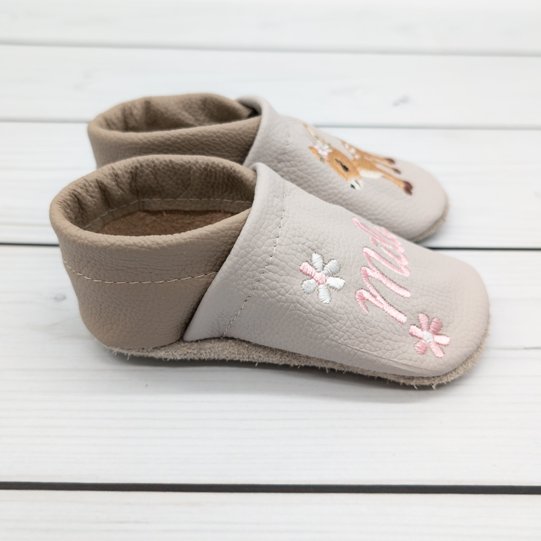 Krabbelschuhe/ Hausschuhe aus Leder mit Reh und Name bestickt von Krabbelhelden. www.krabbelhelden.de