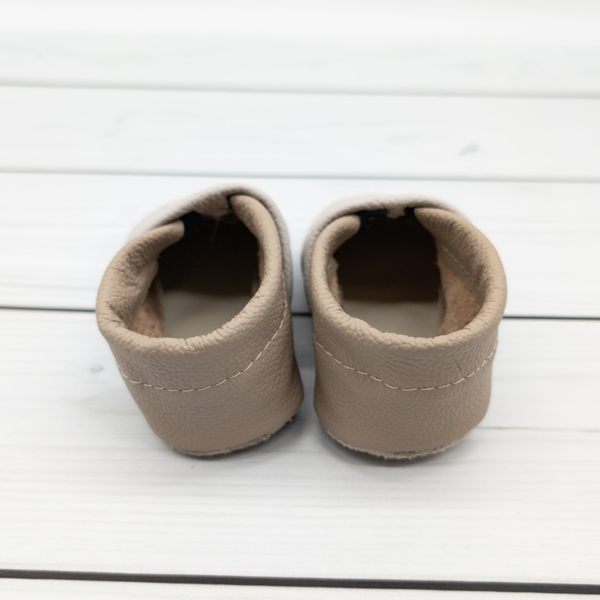 Krabbelschuhe/ Hausschuhe aus Leder mit Reh und Name bestickt von Krabbelhelden. www.krabbelhelden.de