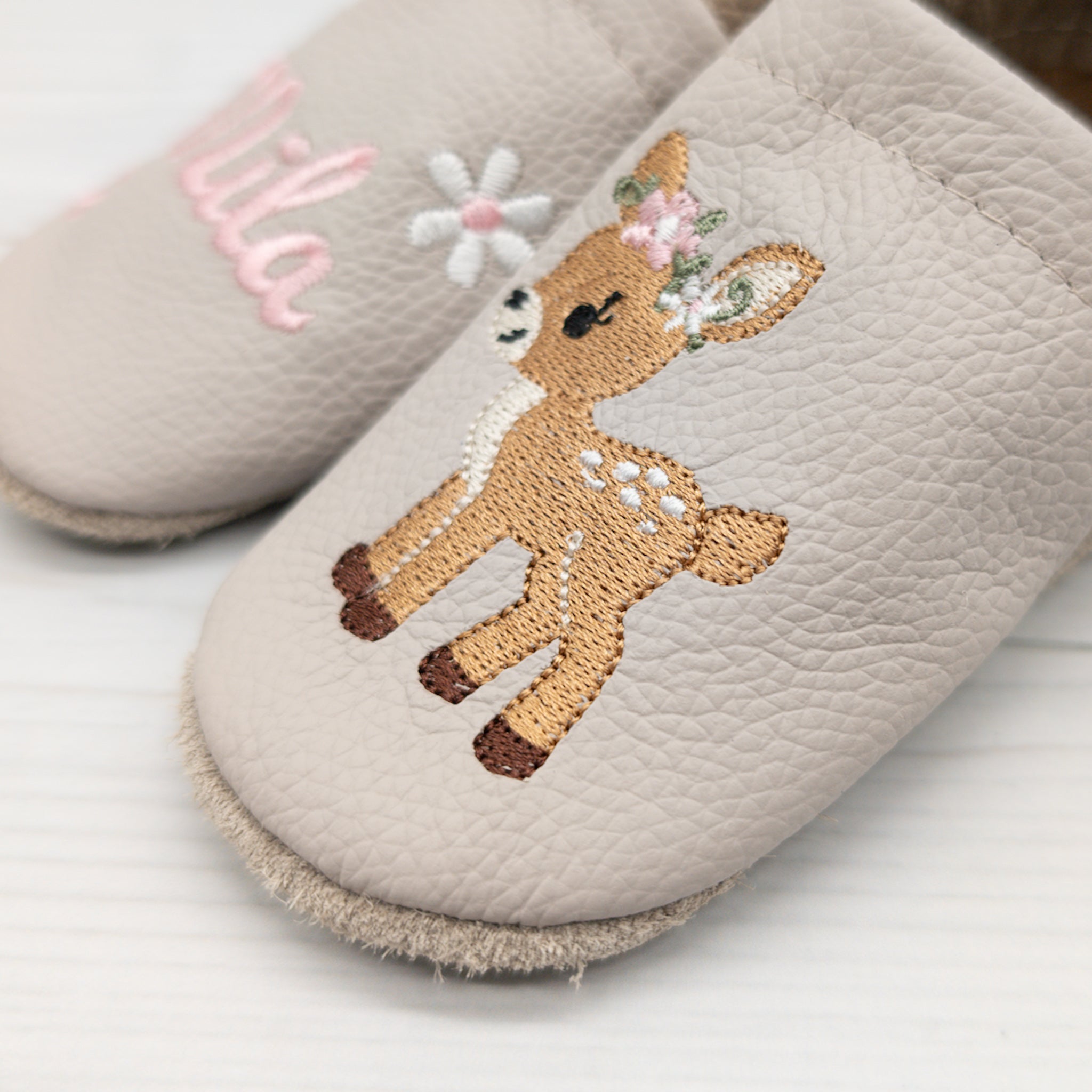 Krabbelschuhe/ Hausschuhe aus Leder mit Reh und Name bestickt von Krabbelhelden. www.krabbelhelden.de