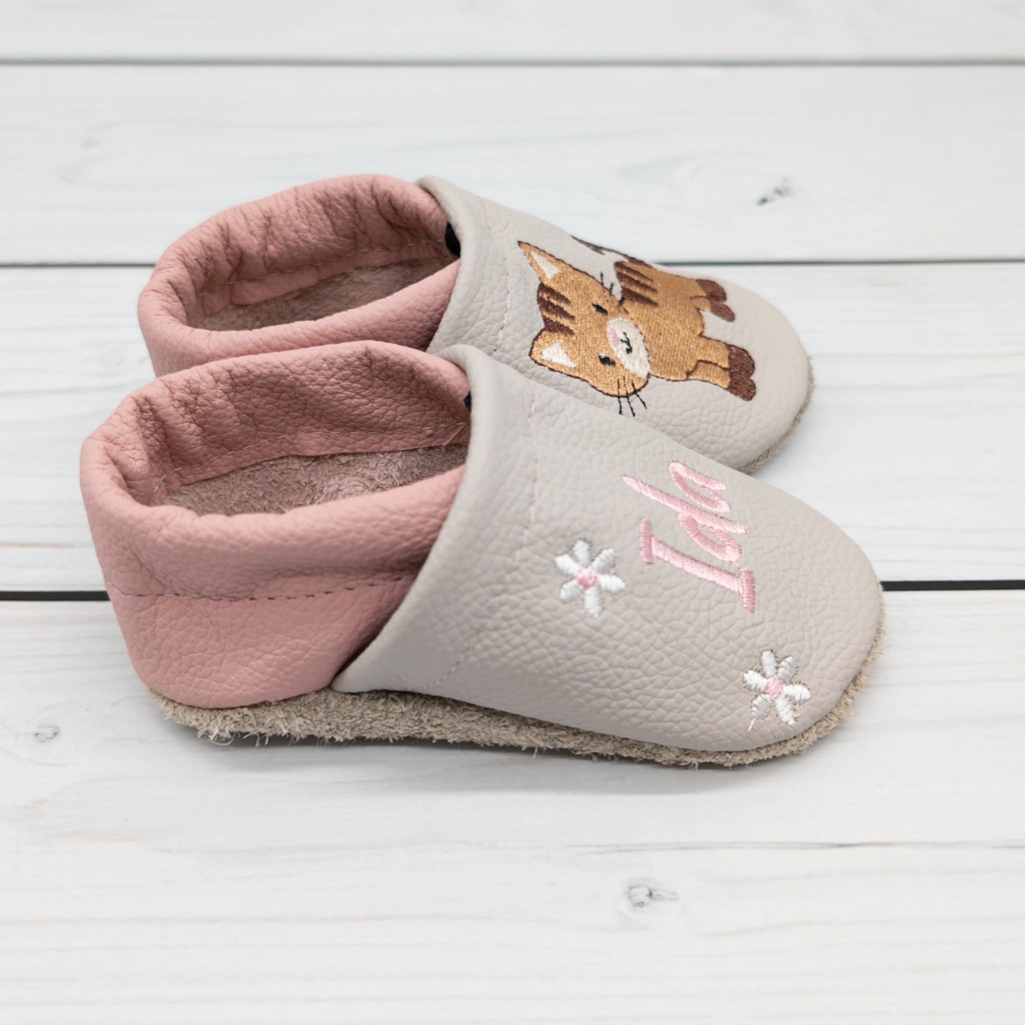 Krabbelschuhe aus Leder in hellgrau und altrosa mit Katze und Name bestickt von Krabbelhelden. www.krabbelhelden.de