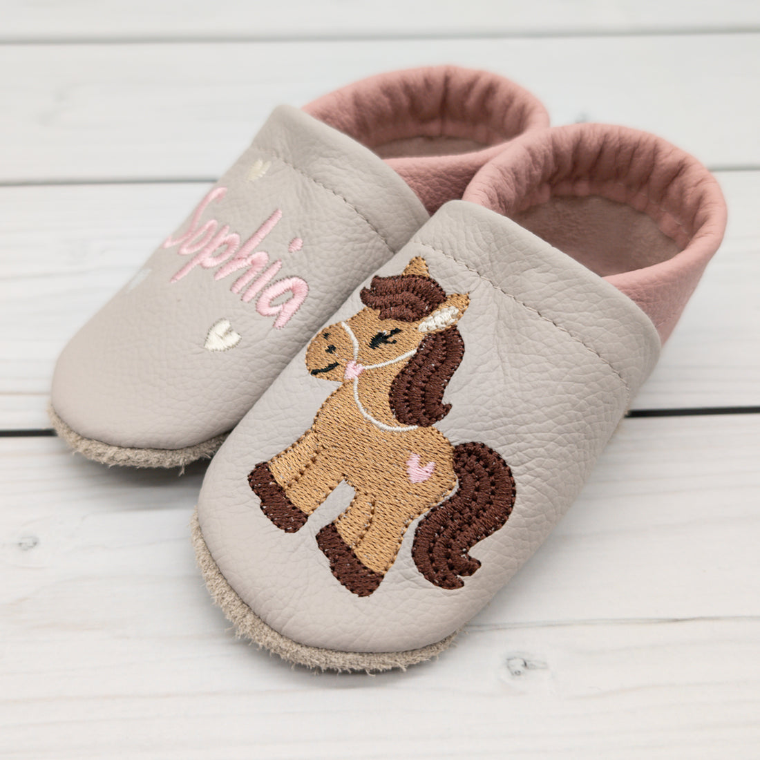 Krabbelschuhe / Hausschuhe aus Leder mit Pferd und Namen bestickt von Krabbelhelden. www.krabbelhelden.de