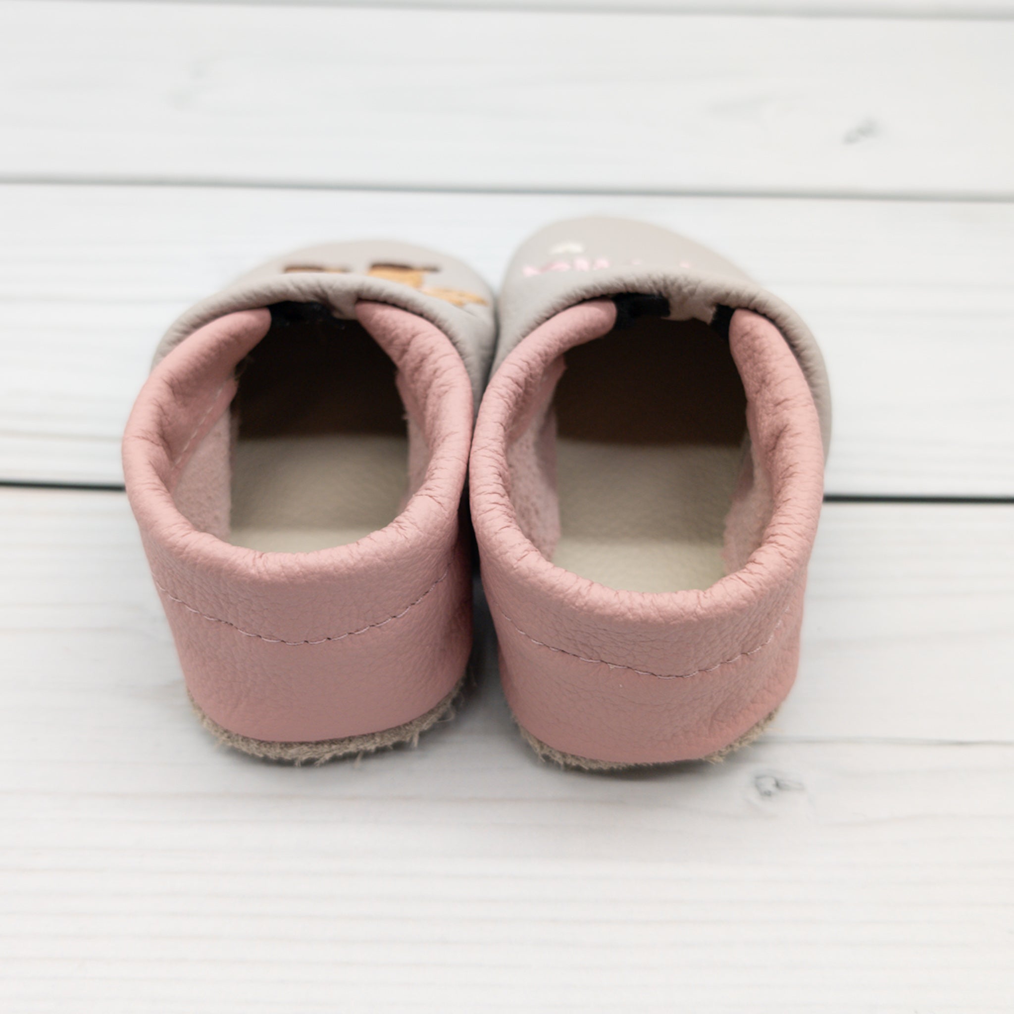 Krabbelschuhe / Hausschuhe aus Leder mit Pferd und Namen bestickt von Krabbelhelden. www.krabbelhelden.de