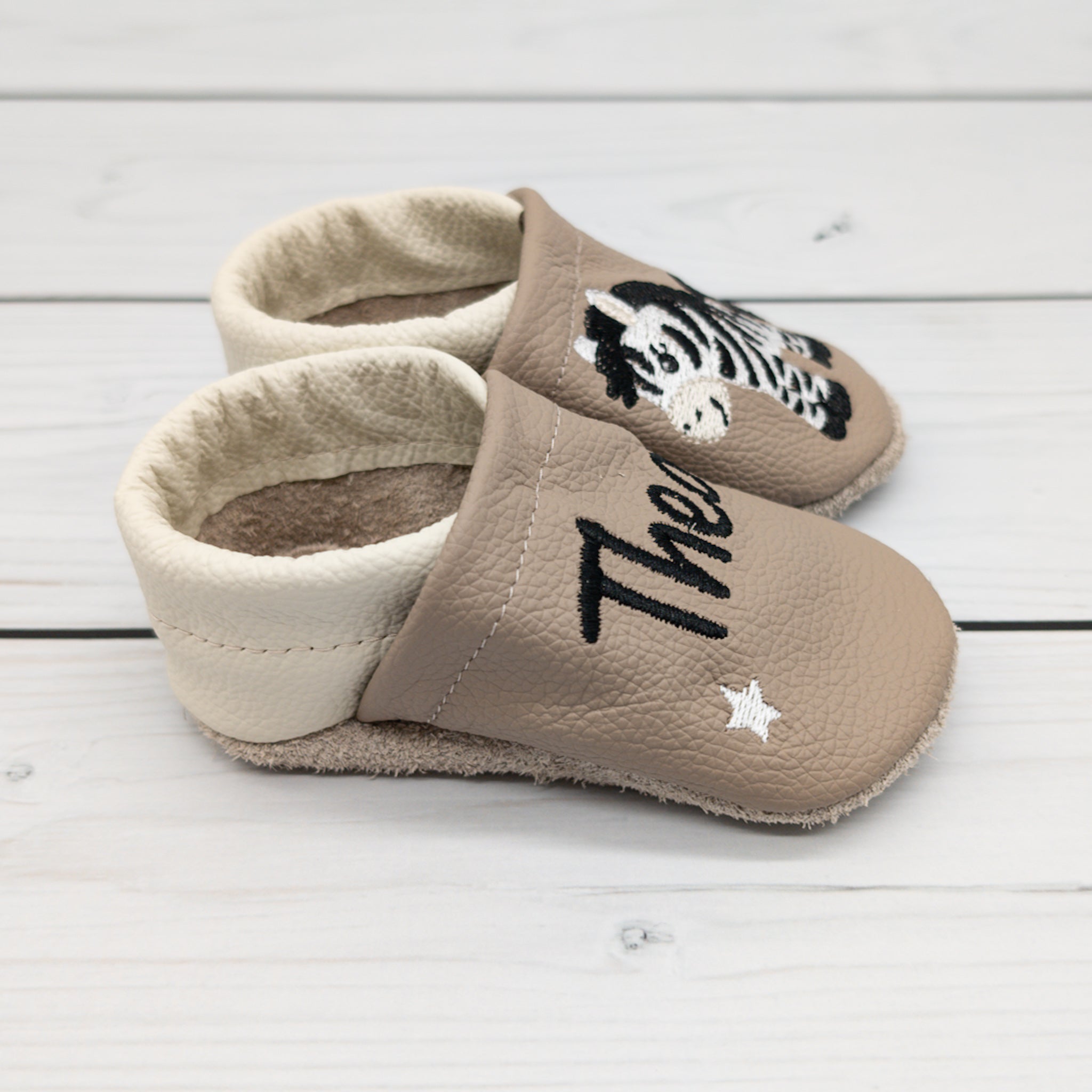 Krabbelschuhe - Hausschuhe aus Leder in braun mit Zebra und Name bestickt von Krabbelhelden. www.krabbelhelden.de