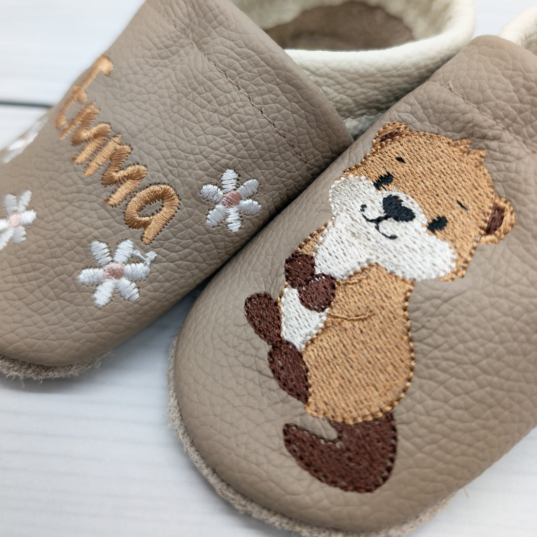 Lederpuschen Otter mit Name - Handgemachte Krabbelschuhe aus Echtleder für Baby und Kinder - Hausschuhe