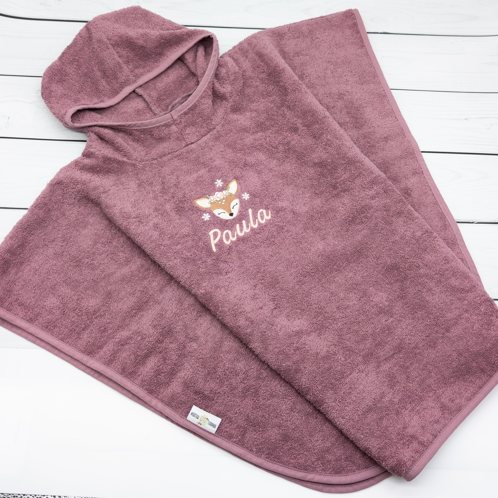 Badeponcho in beere mit Reh und Name bestickt von Krabbelhelden. www.krabbelhelden.de