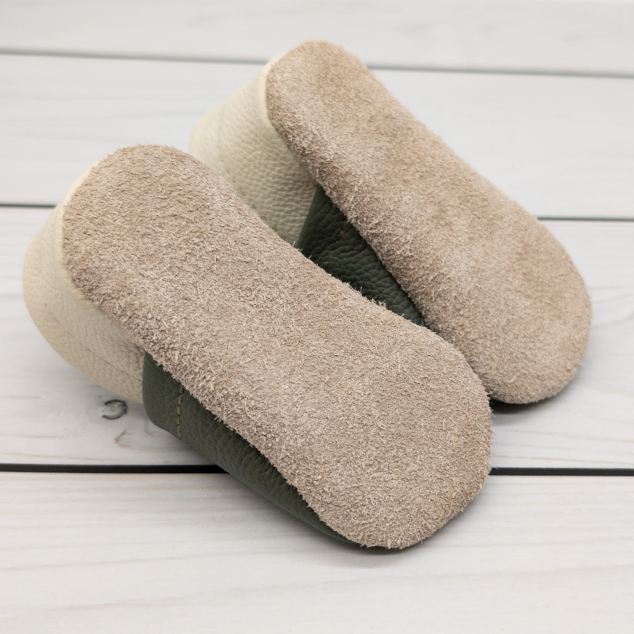 Krabbelschuhe aus Leder mit Fussball in olivgrün und beige - Hausschuhe für zu Hause und die Kita