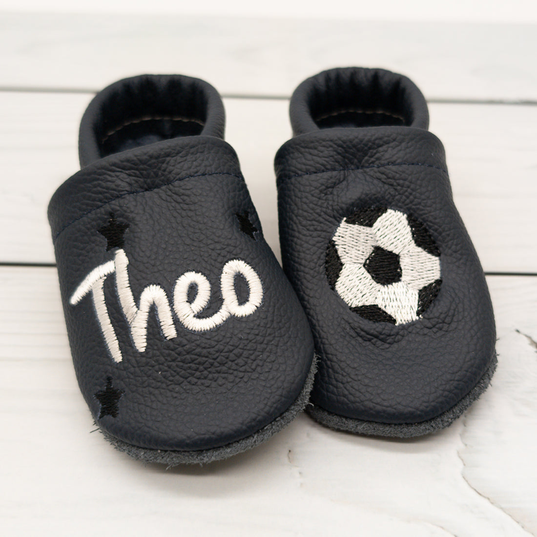 Krabbelschuhe aus Leder mit Fussball in olivgrün und beige - Hausschuhe für zu Hause und die Kita