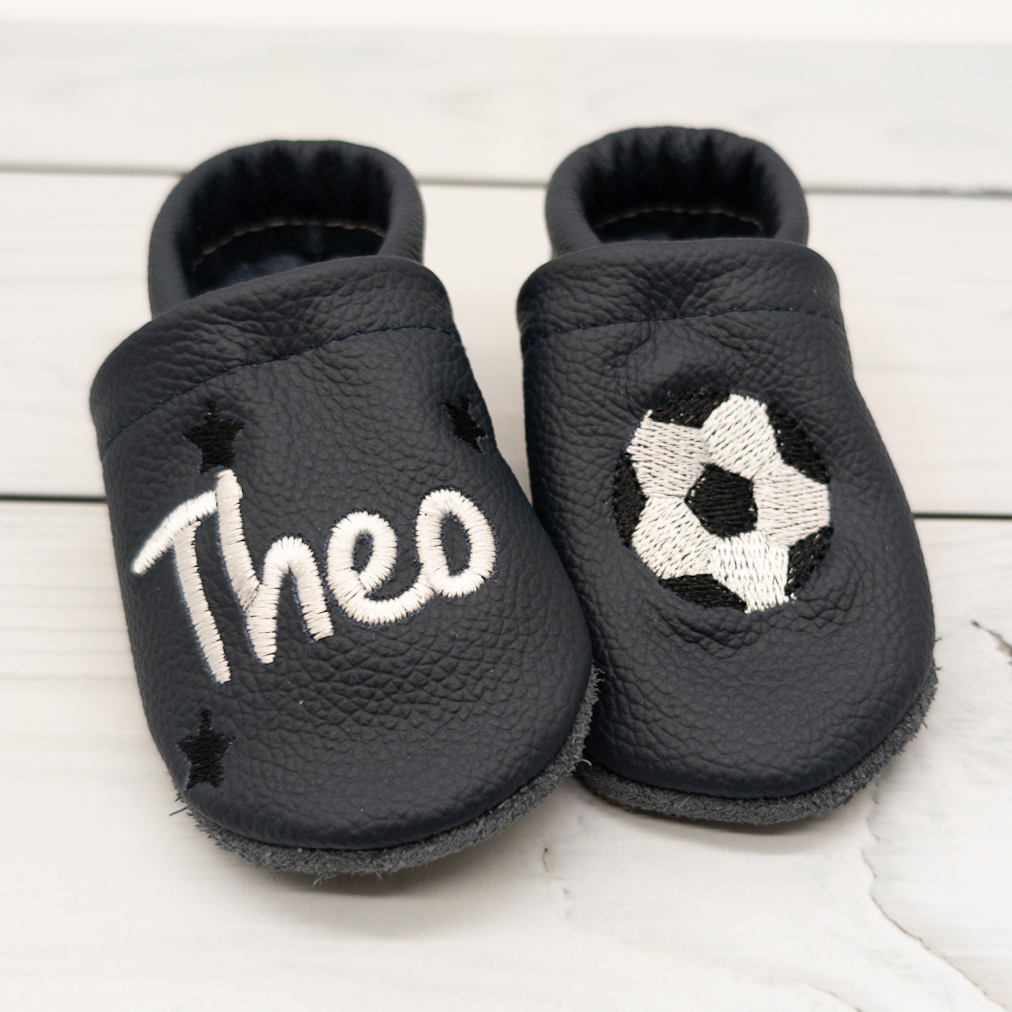 Krabbelschuhe aus Leder mit Fussball in olivgrün und beige - Hausschuhe für zu Hause und die Kita