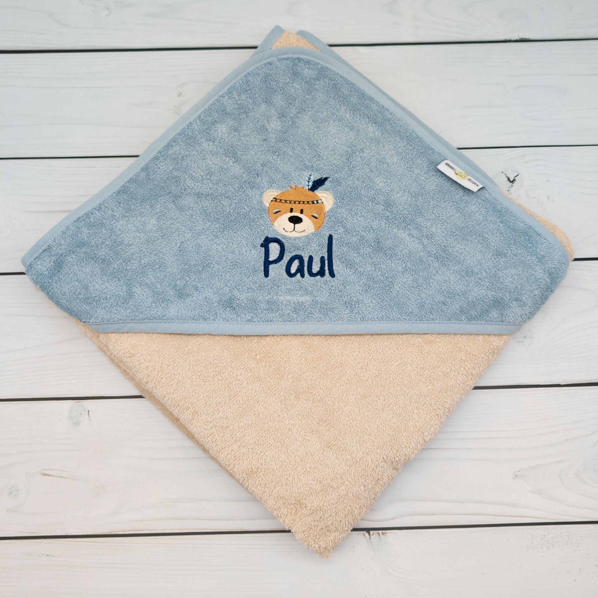 Kapuzenhandtuch Bär mit Federschmuck und Namen bestickt - ein tolles Geschenk zur Geburt und Taufe