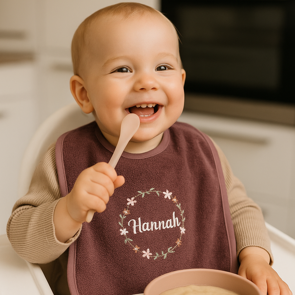Lätzchen aus Frottee Blumenkranz und Name personalisiert