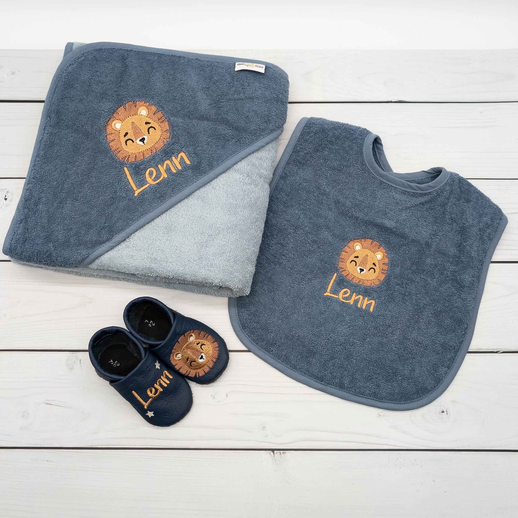 Geschenk-Set Löwe inkl. Geschenkverpackung - Kapuzenhandtuch, Lätzchen und Krabbelschuhe mit Namen (Kopie)