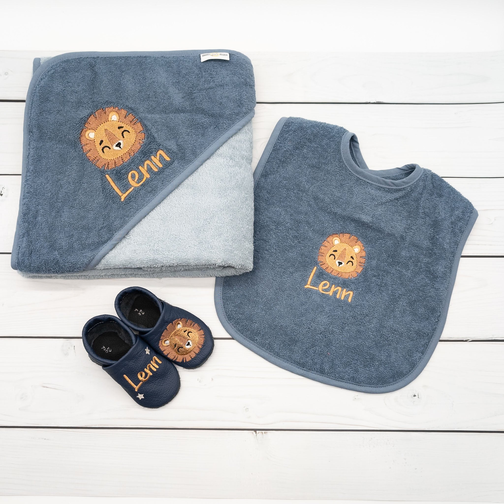 Geschenk-Set Löwe inkl. Geschenkverpackung - Kapuzenhandtuch, Lätzchen und Krabbelschuhe mit Namen (Kopie)