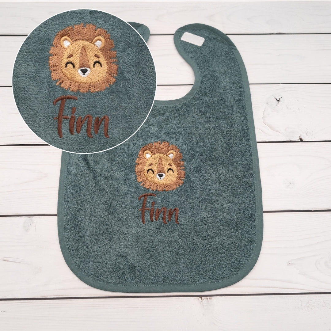Lätzchen aus Frottee in mit Löwe und Name personalisiert