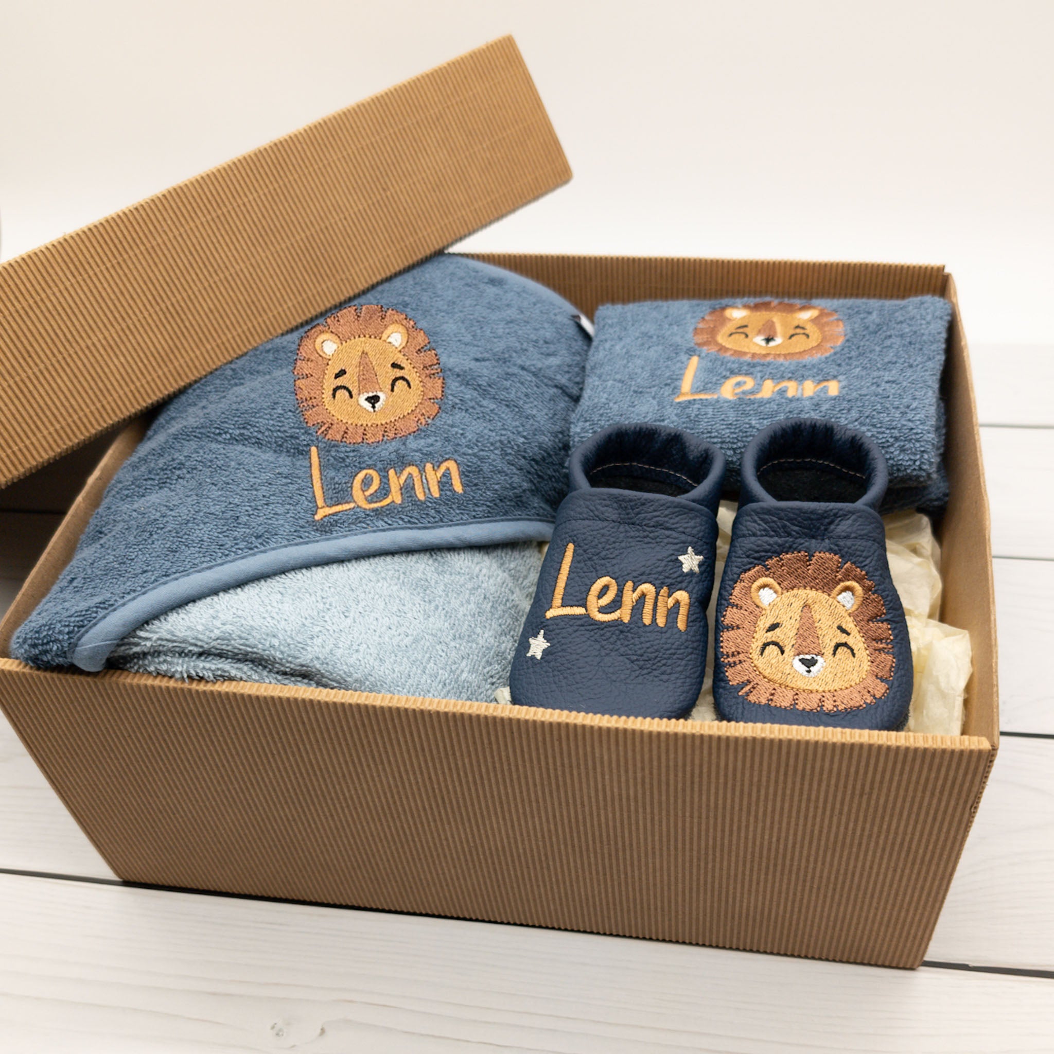 Geschenk-Set Löwe inkl. Geschenkverpackung - Kapuzenhandtuch, Lätzchen und Krabbelschuhe mit Namen (Kopie)
