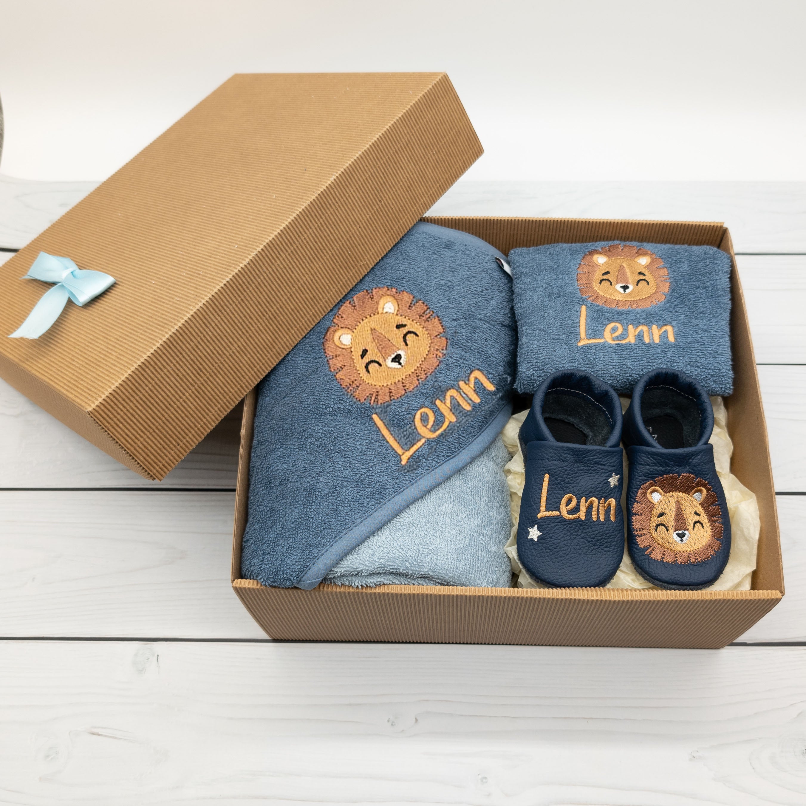 Geschenk-Set Löwe inkl. Geschenkverpackung - Kapuzenhandtuch, Lätzchen und Krabbelschuhe mit Namen (Kopie)
