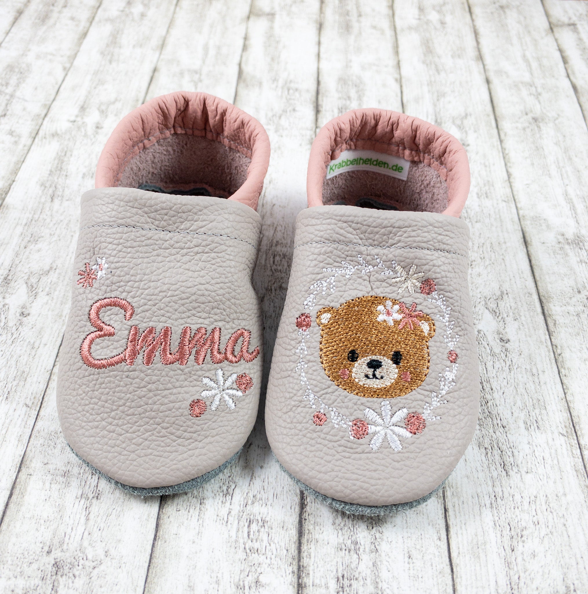 Krabbelschuhe mit Bär im Blumenkranz und Personalisierung aus Echtleder