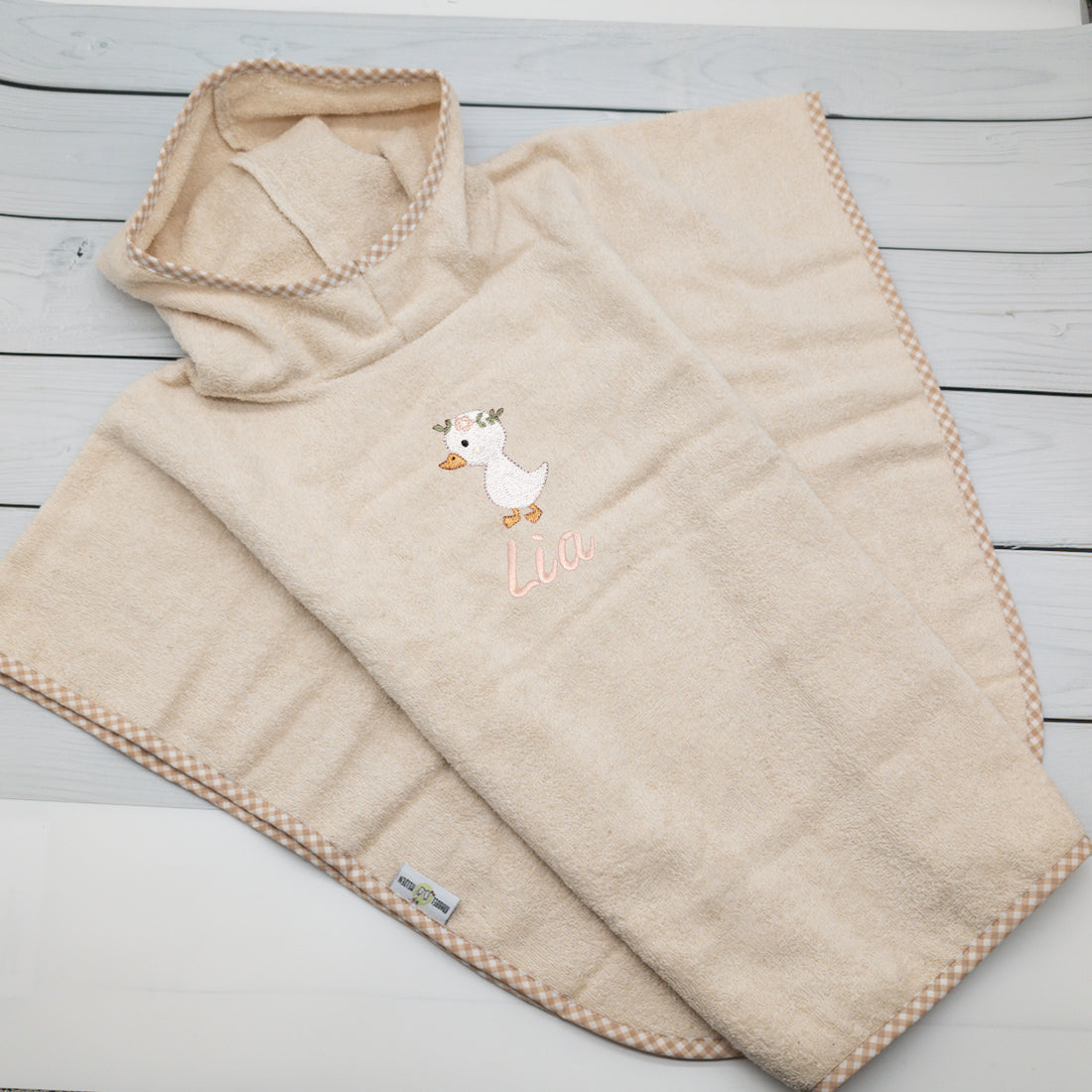Badeponcho mit Gans mit Blumen und Namen - Perfekt für die Badezeit und im Sommer