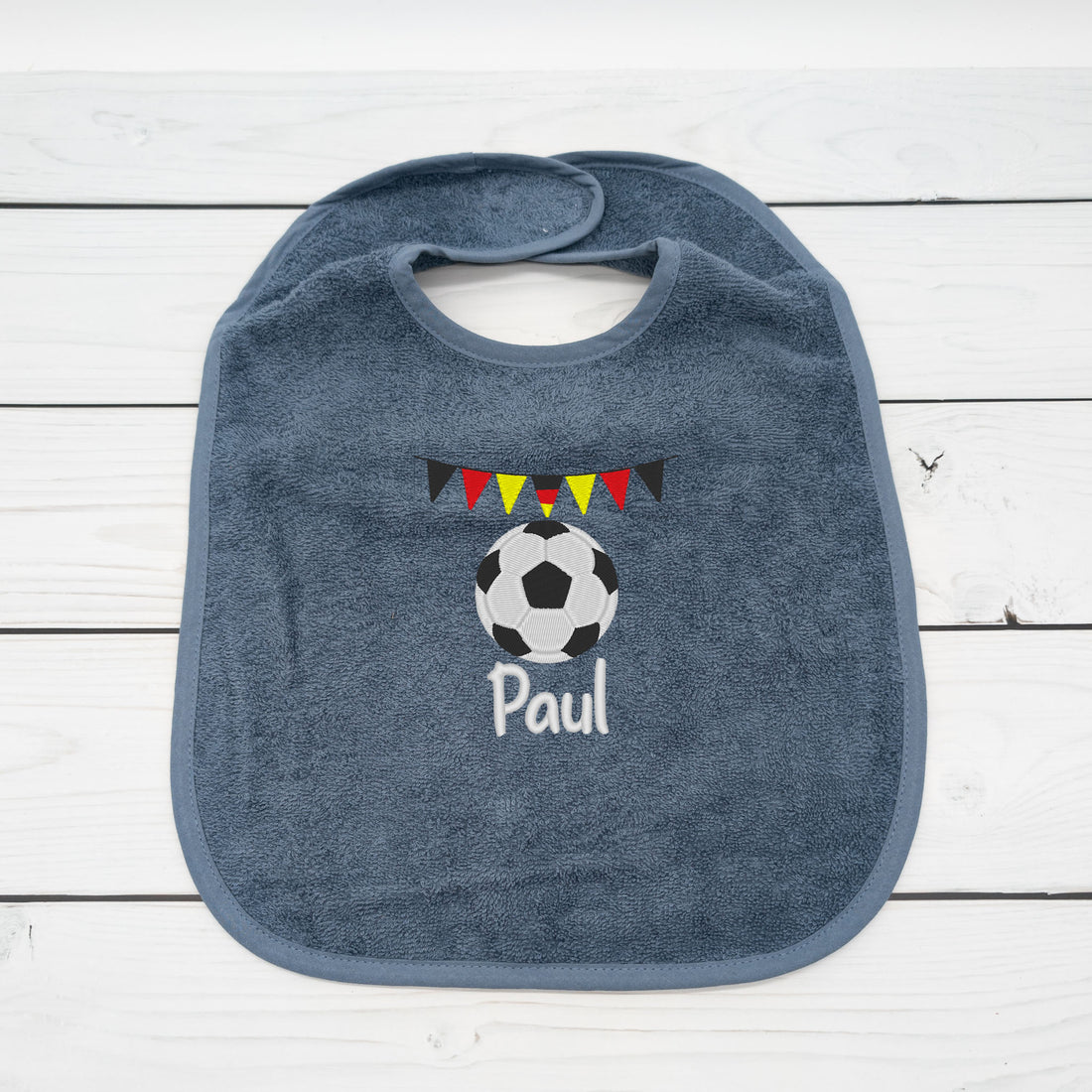 Lätzchen mit Fussball in blau und Name personalisiert von Krabbelhelden