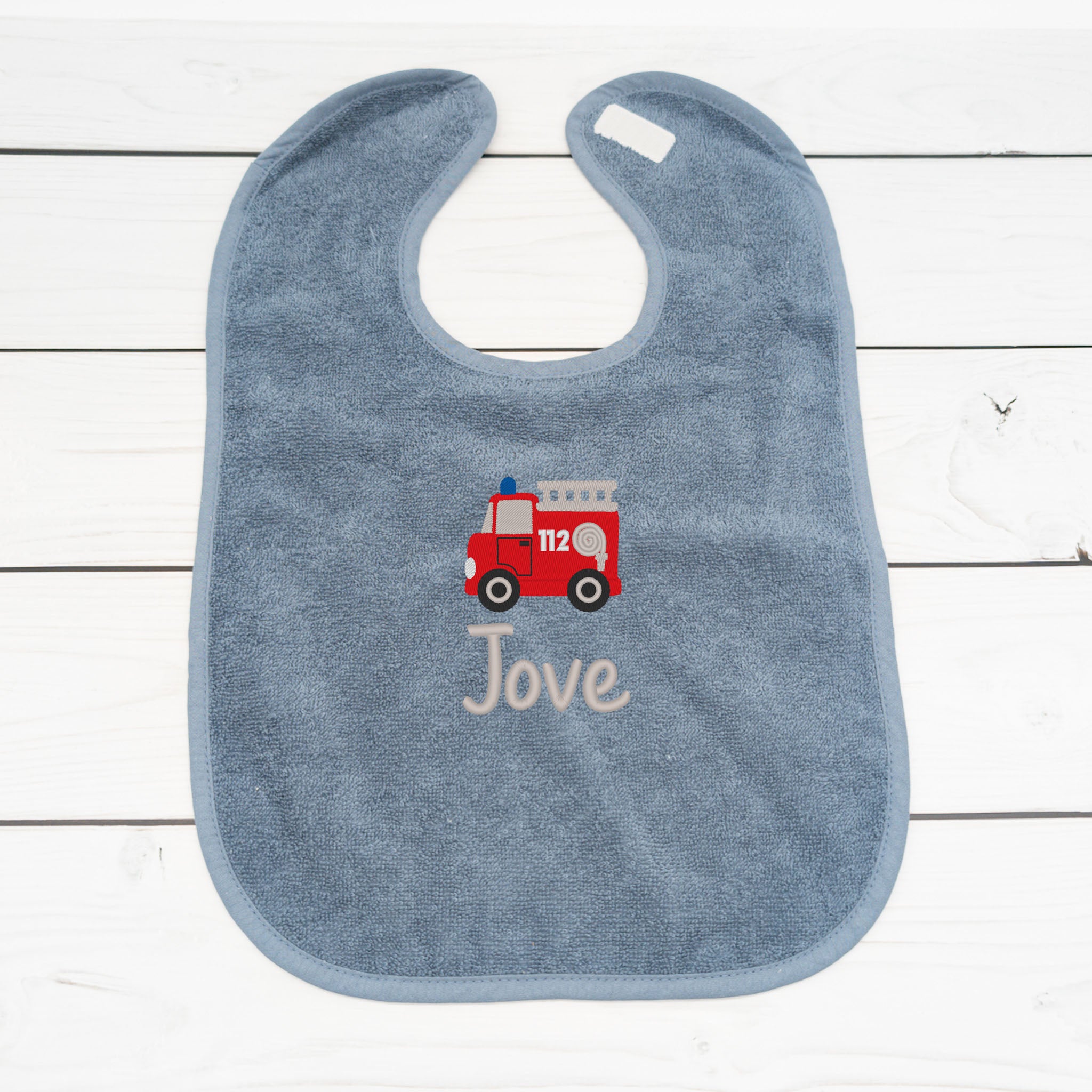 Lätzchen aus Frottee mit Feuerwehrauto und Name personalisiert - tolle Geschenkidee für Babys und Kleinkinder