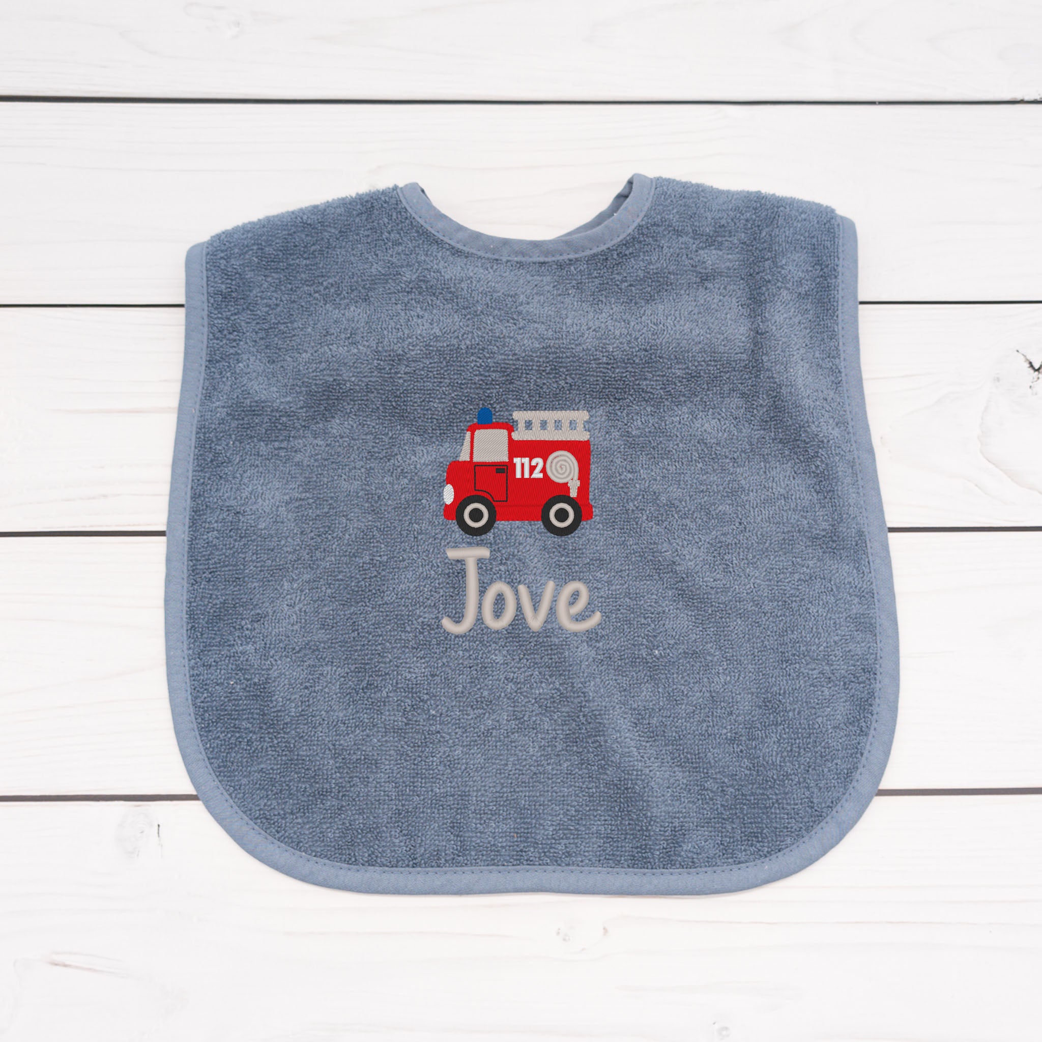 Lätzchen aus Frottee mit Feuerwehrauto und Name personalisiert - tolle Geschenkidee für Babys und Kleinkinder