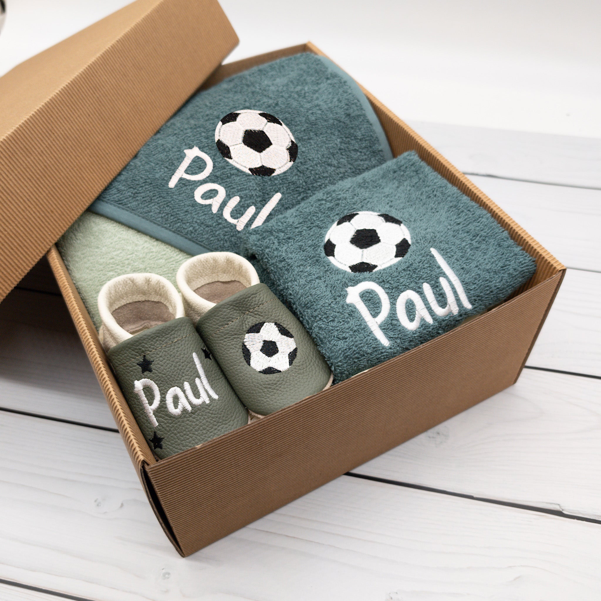 Geschenk-Set Fussball inkl. Geschenkverpackung - Kapuzenhandtuch, Lätzchen und Krabbelschuhe mit Namen