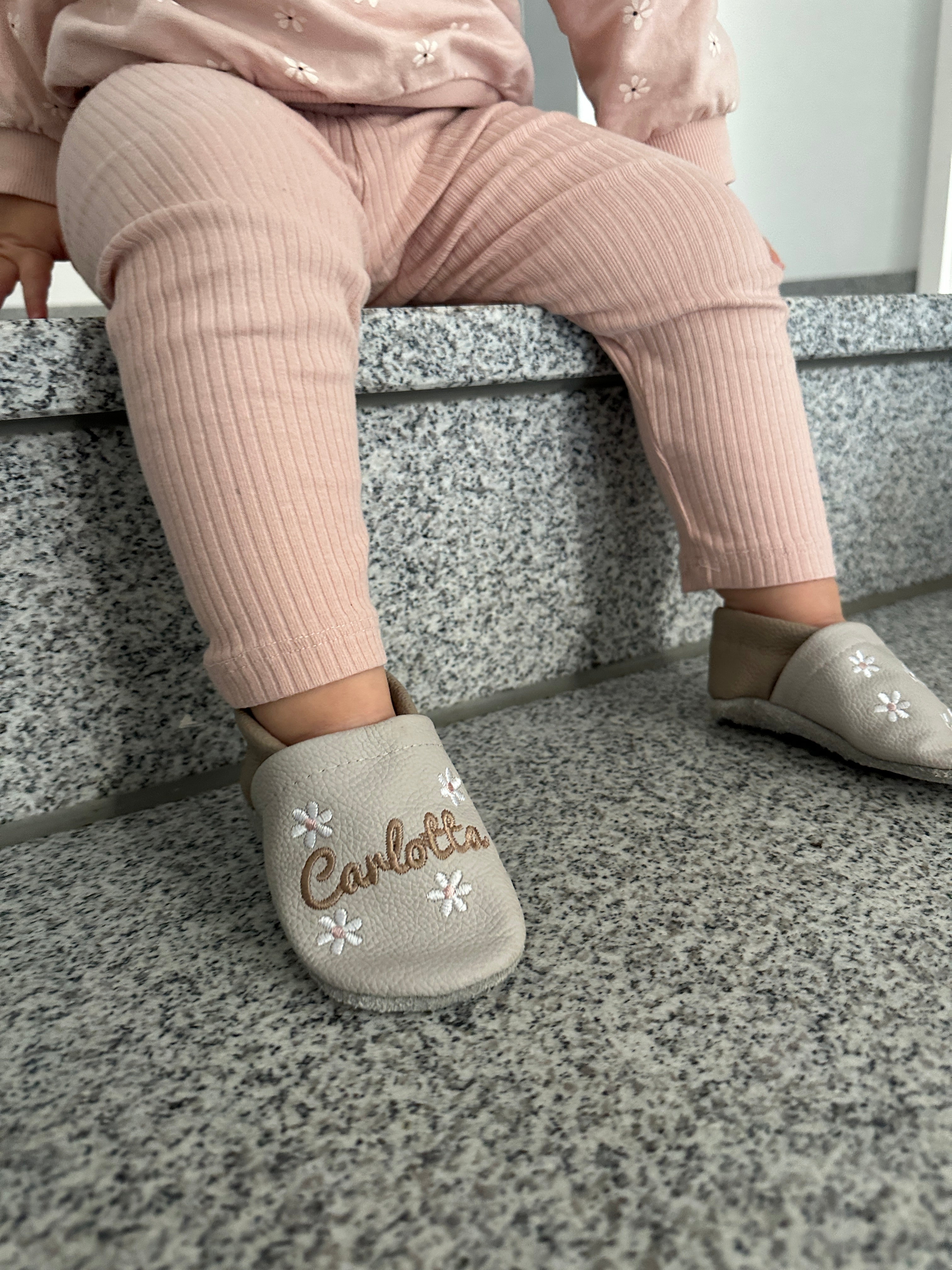 Krabbelschuhe und Hausschuhe aus Echtleder – personalisiert mit Namen und Blumen – ideale Babyschuhe als Geschenk zur Geburt