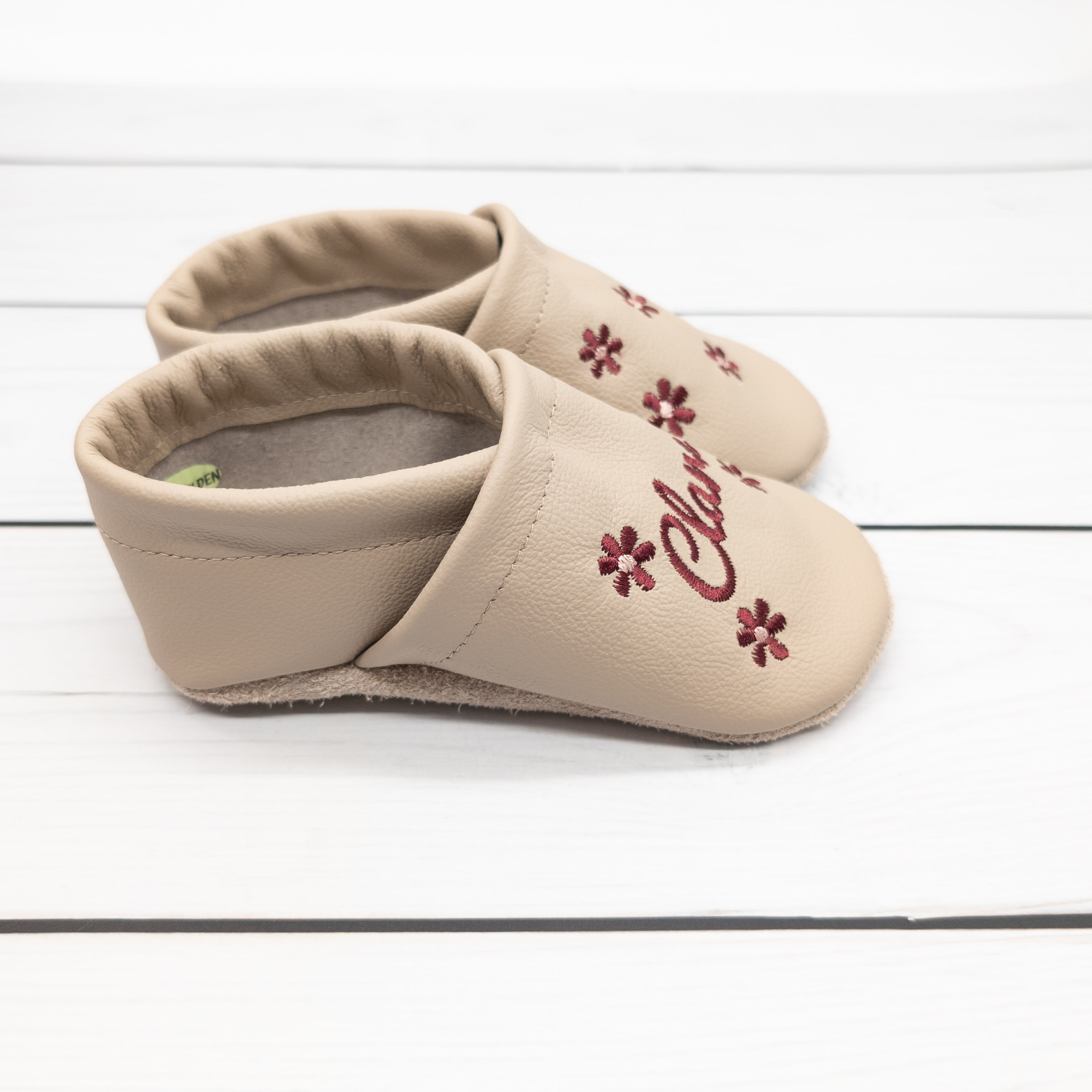 Krabbelschuhe in Camel mit Blumen und Namen bestickt aus Echtleder
