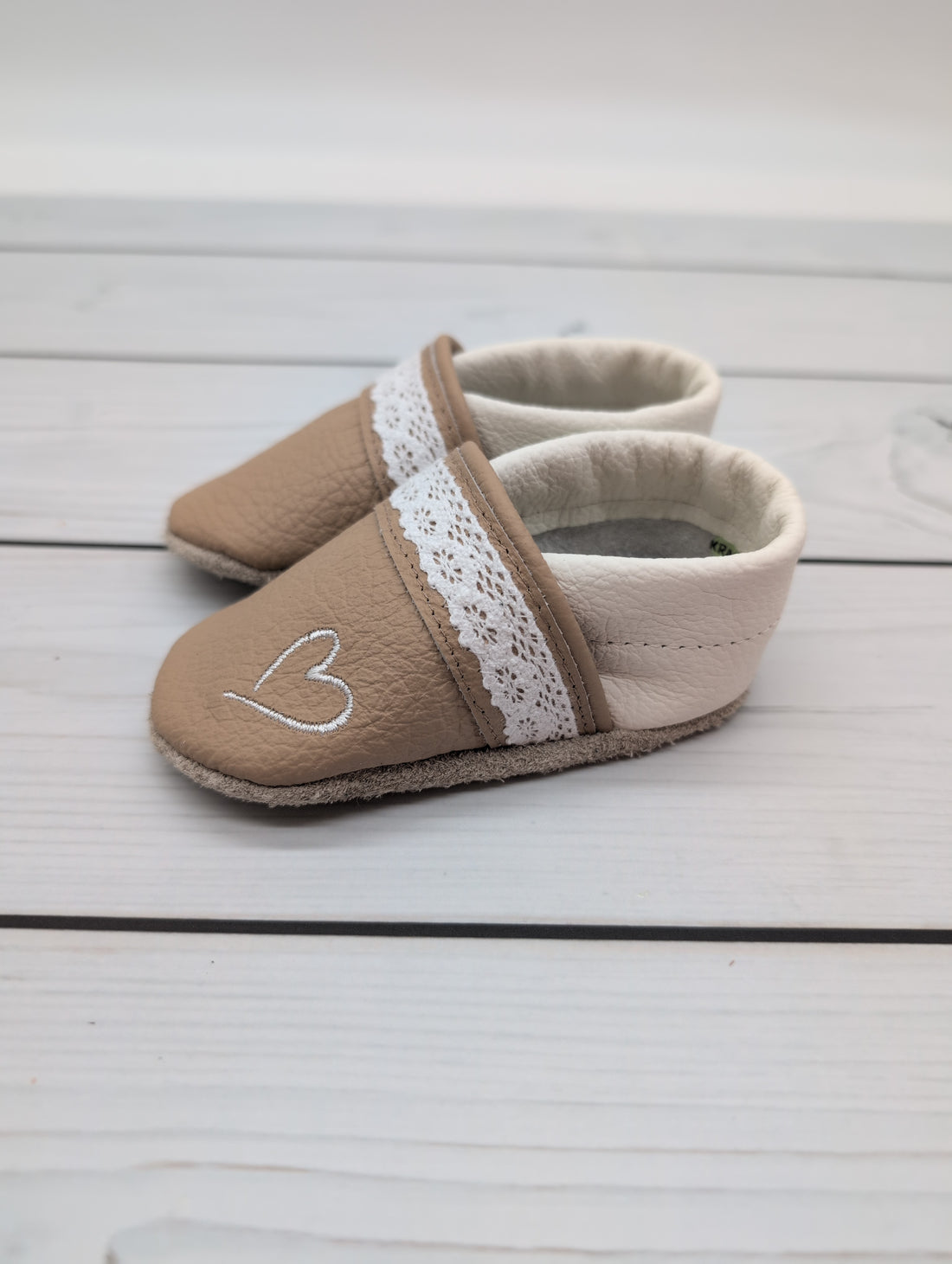 Krabbelschuhe in beige mit Spitze Größe 20