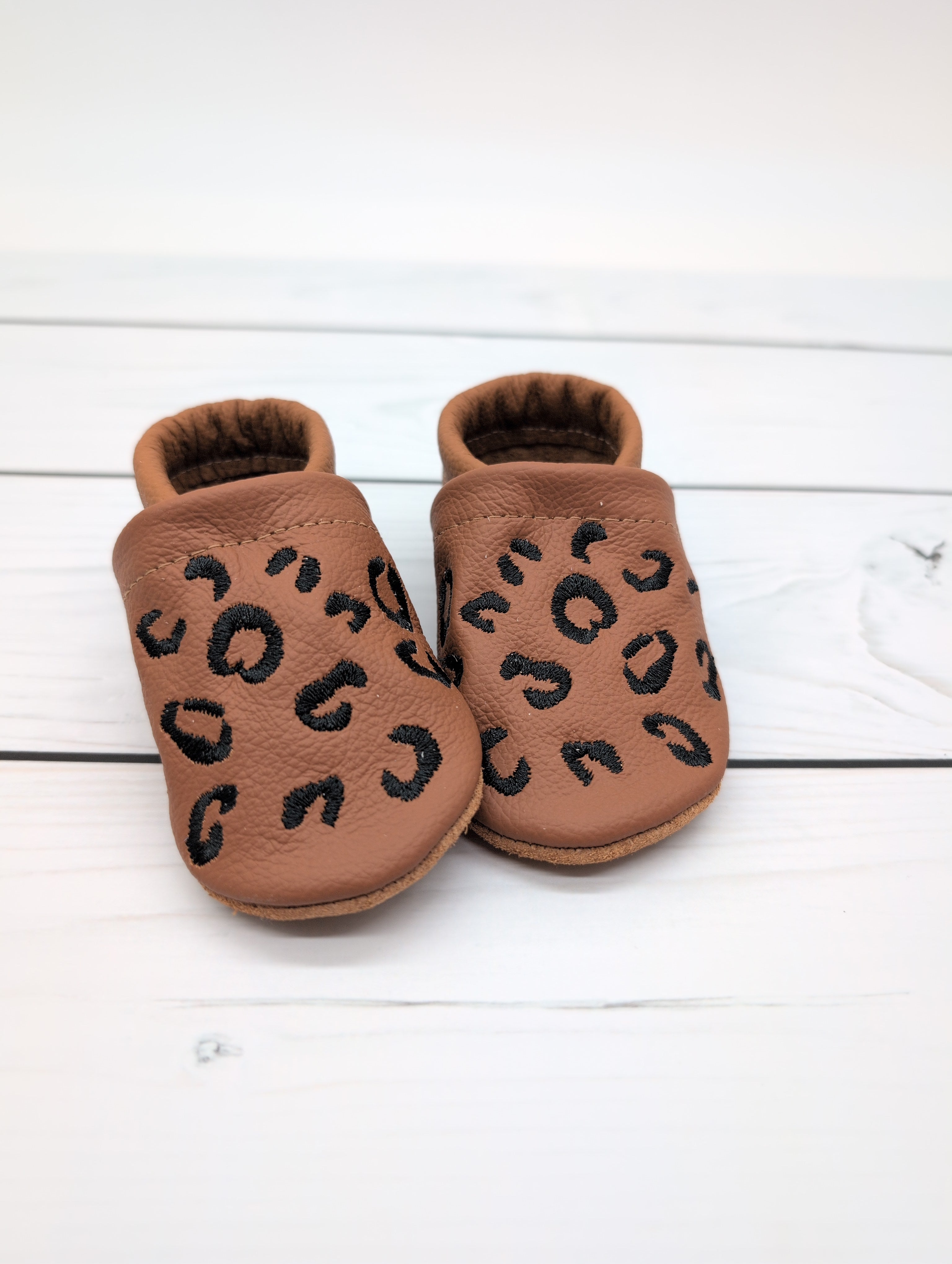 Krabbelschuhe in braun mit Leo Stick in Größe 19
