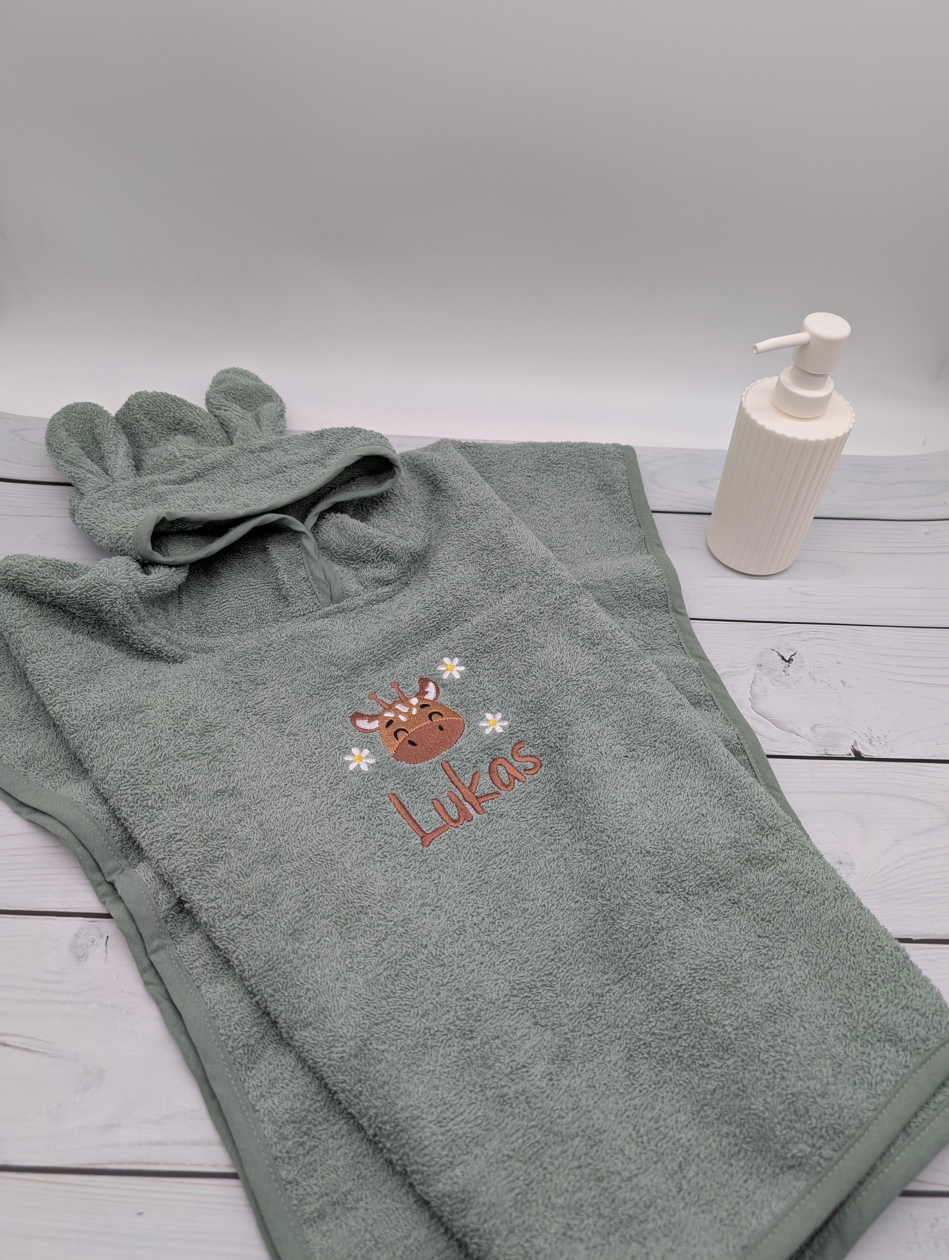 Badeponcho mit Giraffe mit Blumen und Namen - Tolles Must Have für den Sommer