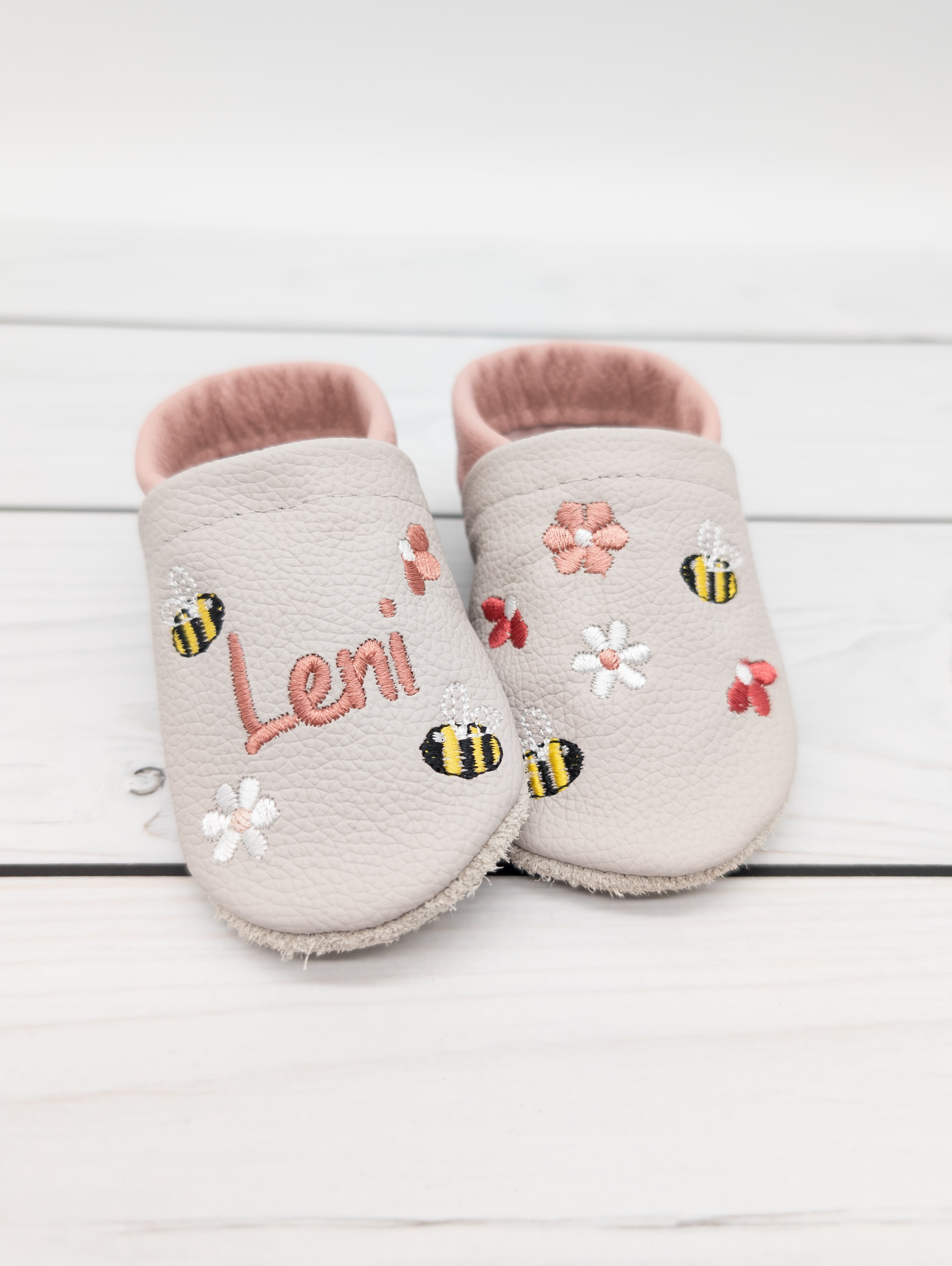 Krabbelschuhe in hellgrau mit Blumen und Bienen mit  Namen bestickt aus Echtleder