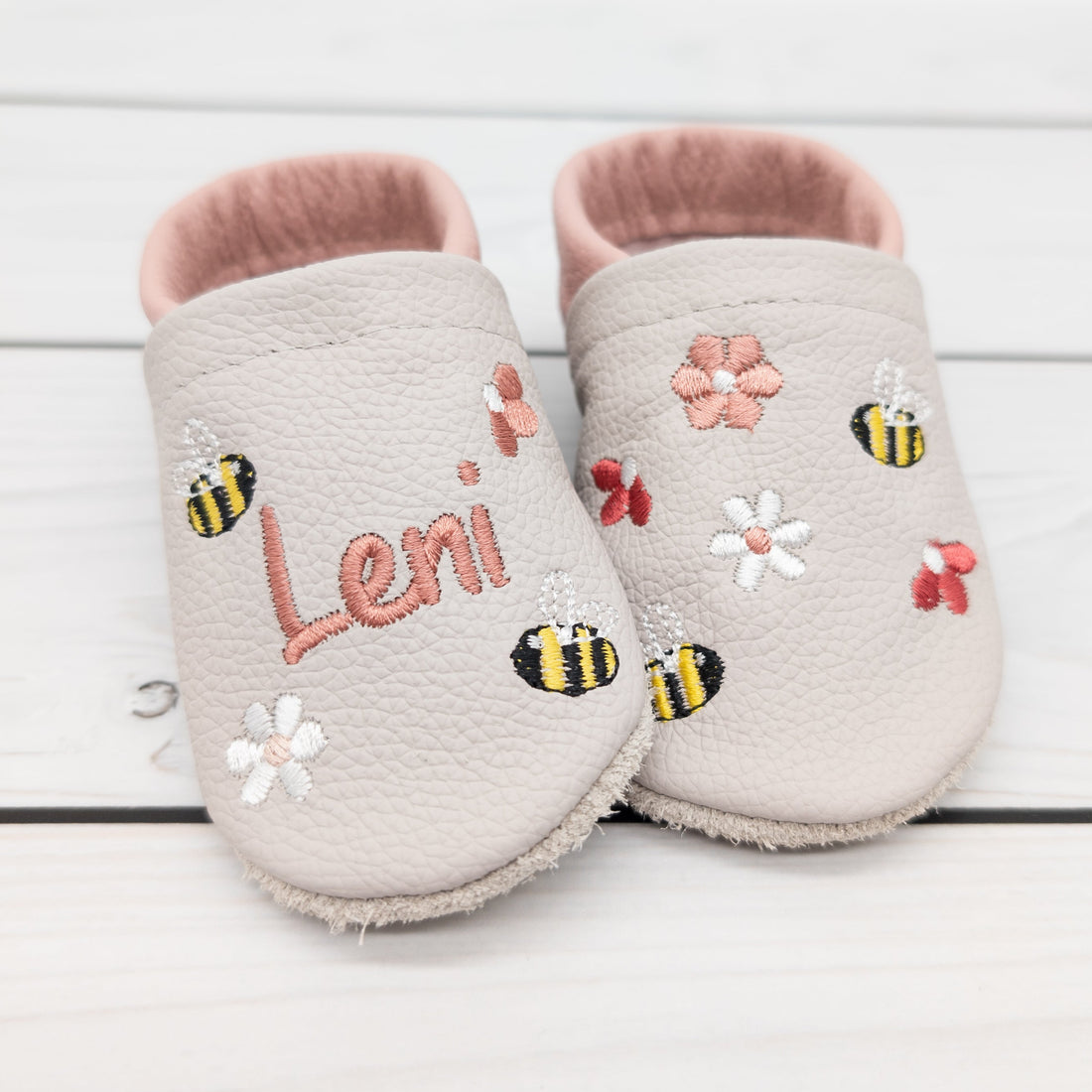 Krabbelschuhe mit Blumen und Bienen