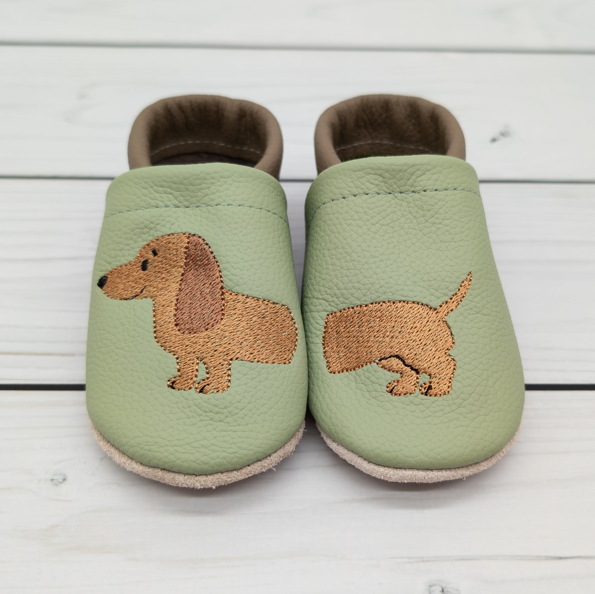 Krabbelschuhe mit Dackel und Name bestickt in verschiedenen Farben wählbar