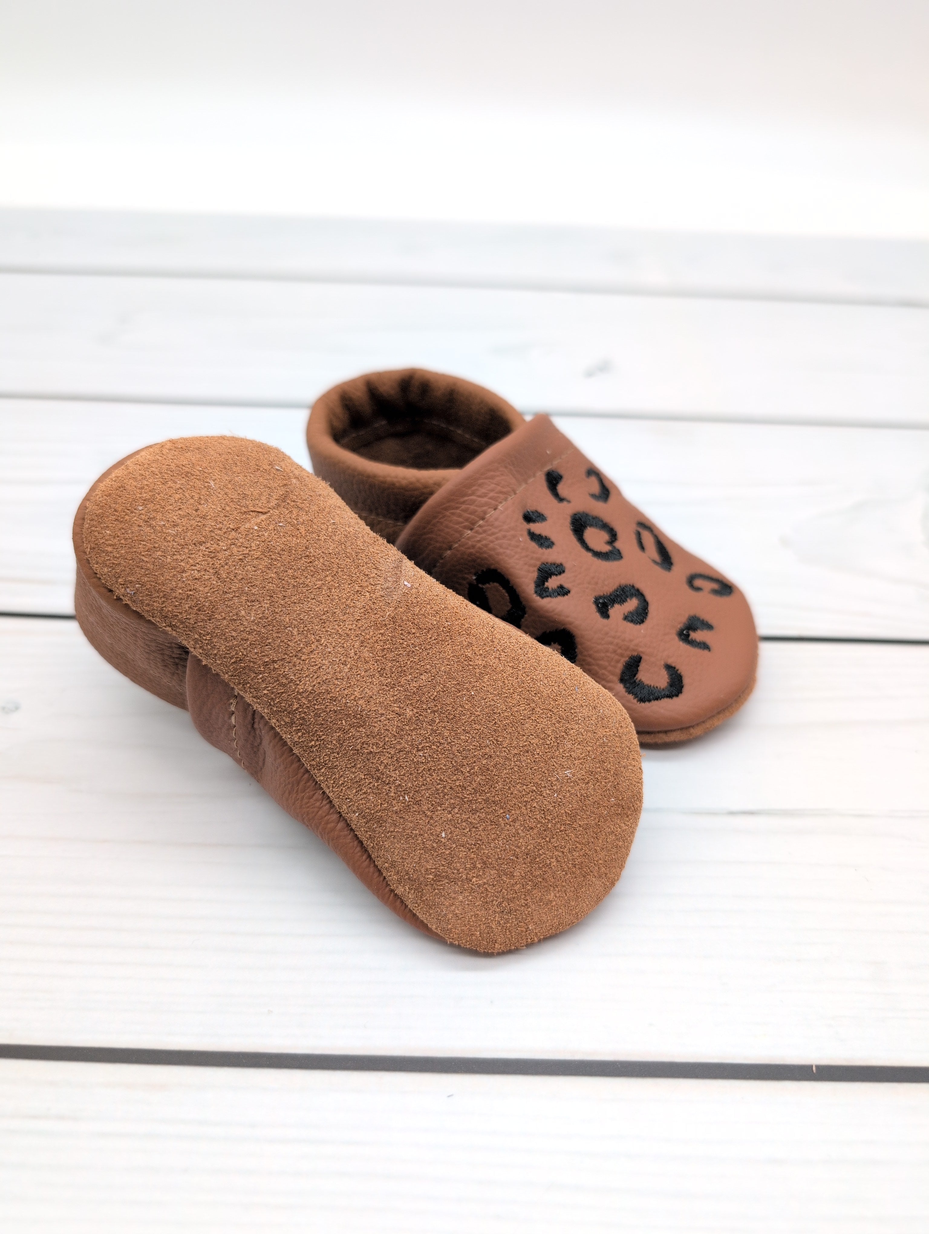 Krabbelschuhe in braun mit Leo Stick in Größe 19