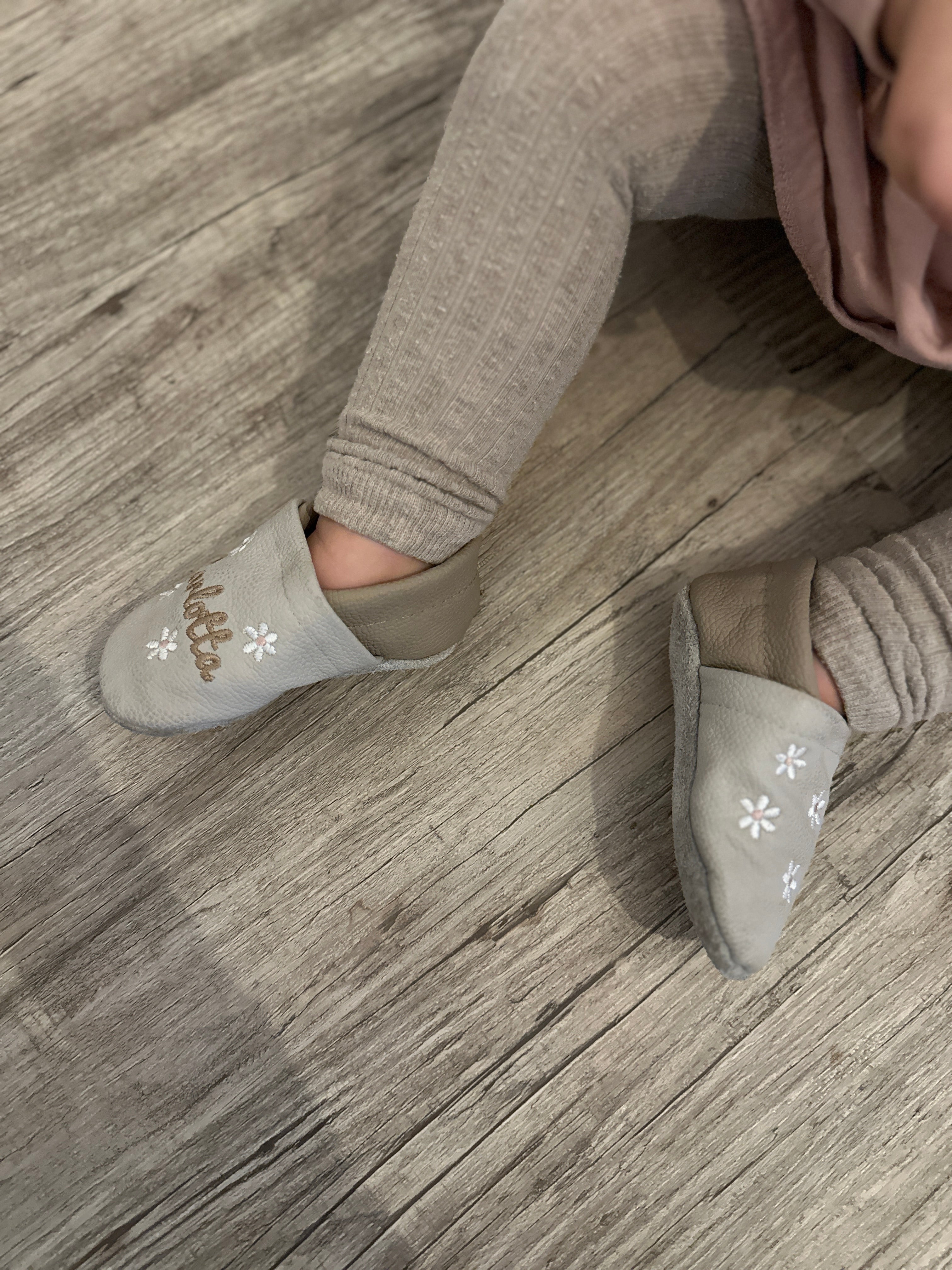 Krabbelschuhe und Hausschuhe aus Echtleder – personalisiert mit Namen und Blumen – ideale Babyschuhe als Geschenk zur Geburt