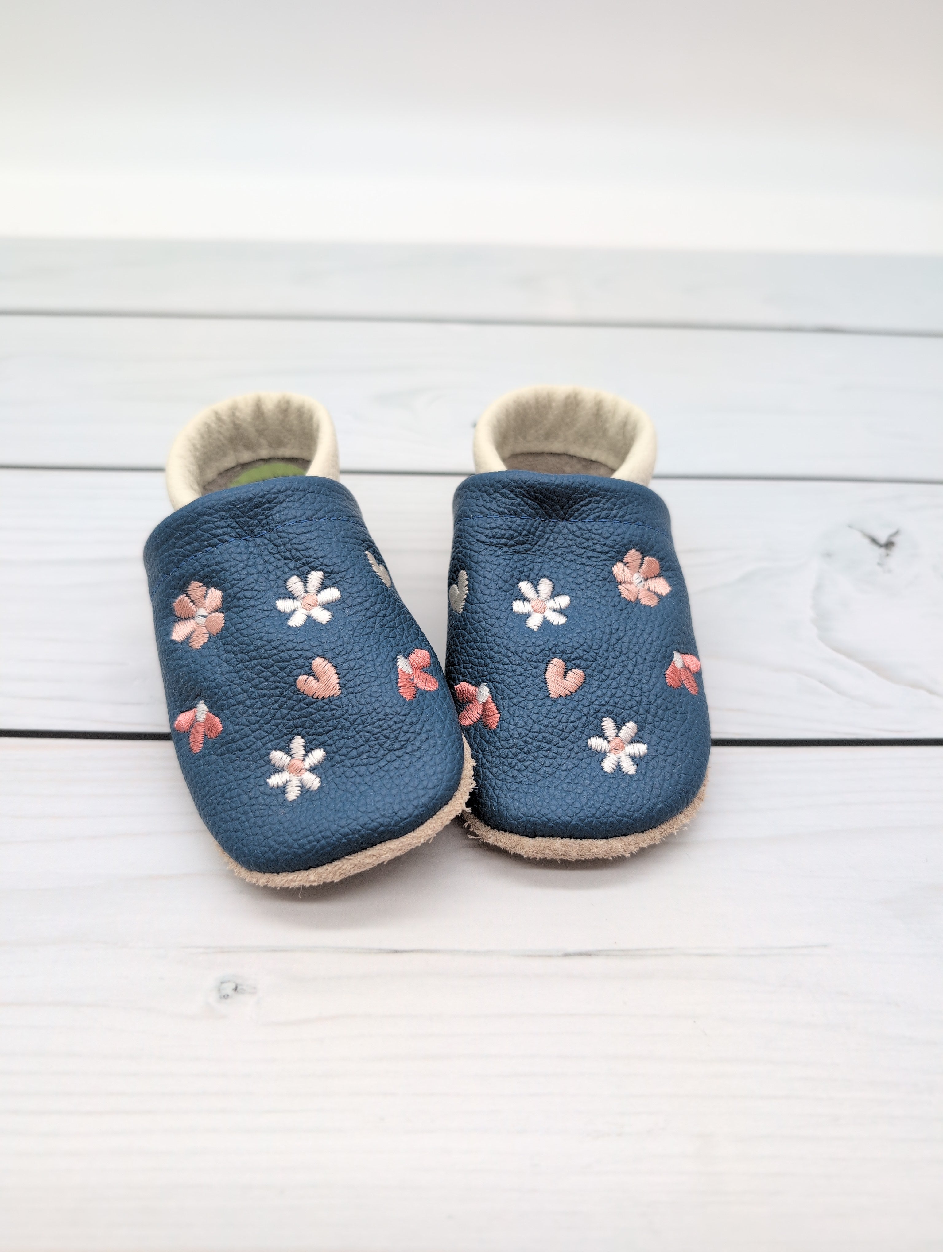 Krabbelschuhe in blau mit bunten Blumen Größe 20