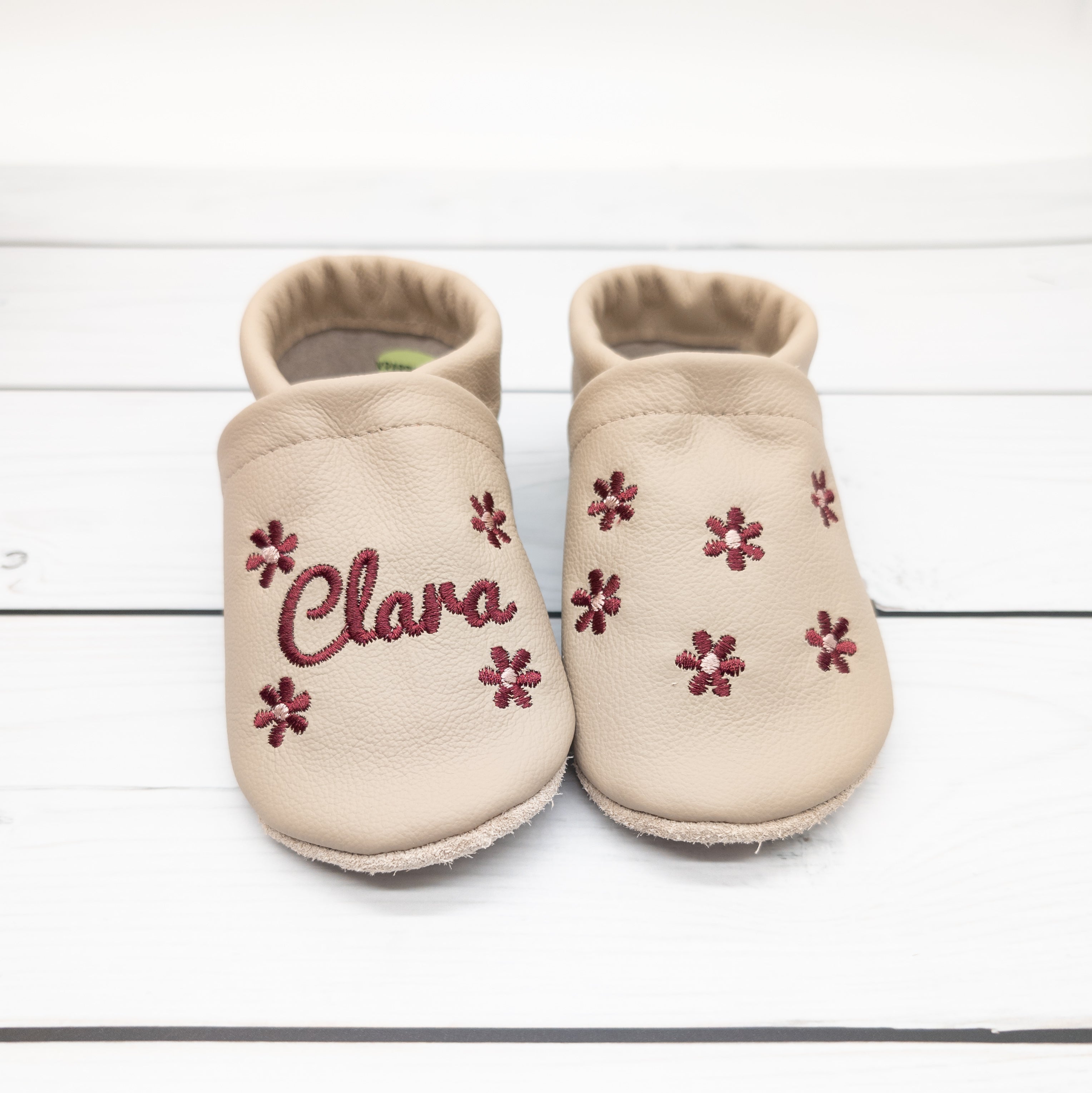 Krabbelschuhe in Camel mit Blumen und Namen bestickt aus Echtleder