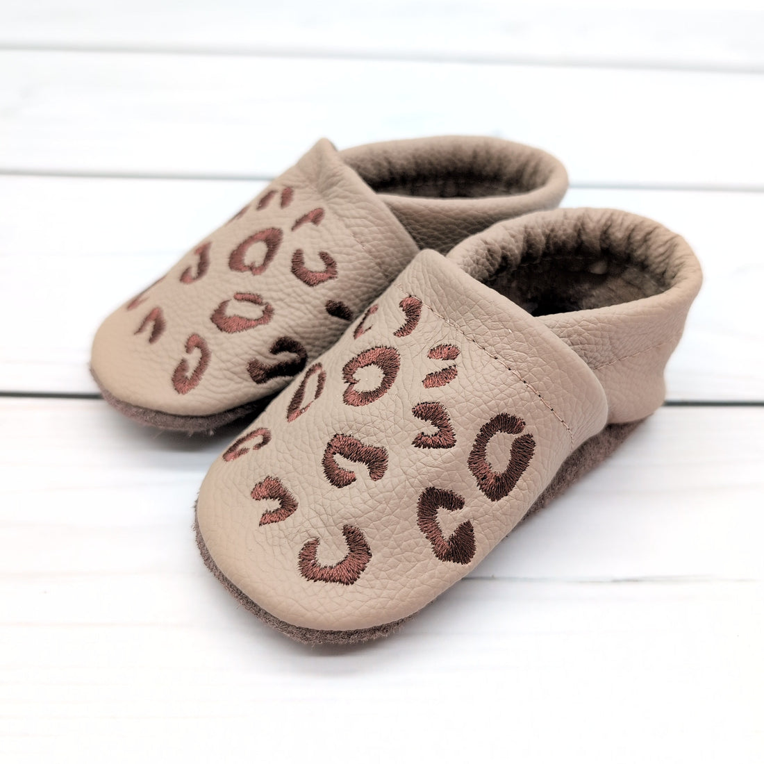 Krabbelschuhe aus Leder mit Leomuster von Krabbelhelden. www.krabbelhelden.de