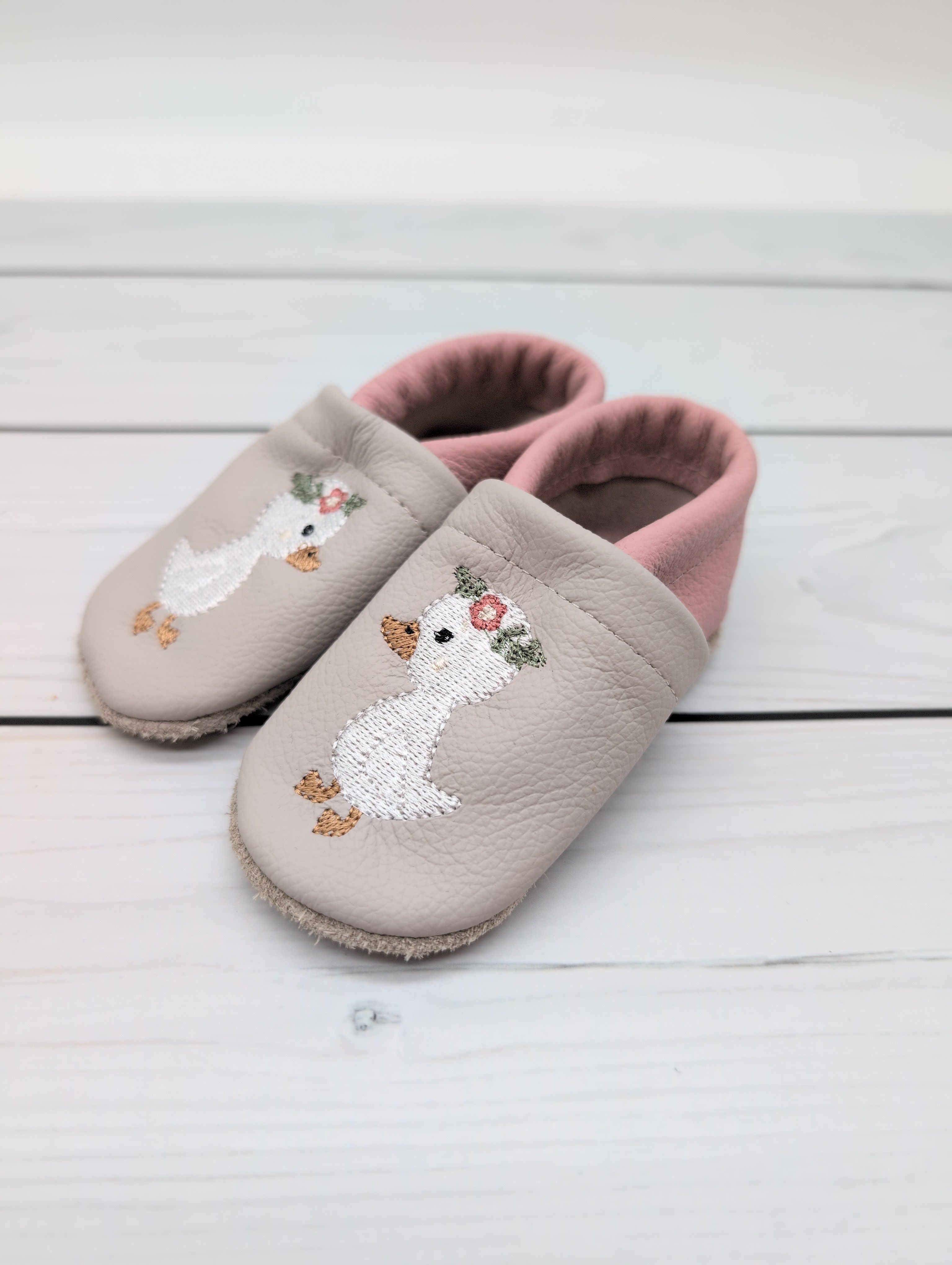 Krabbelschuhe in hellgrau mit Gans Größe 19