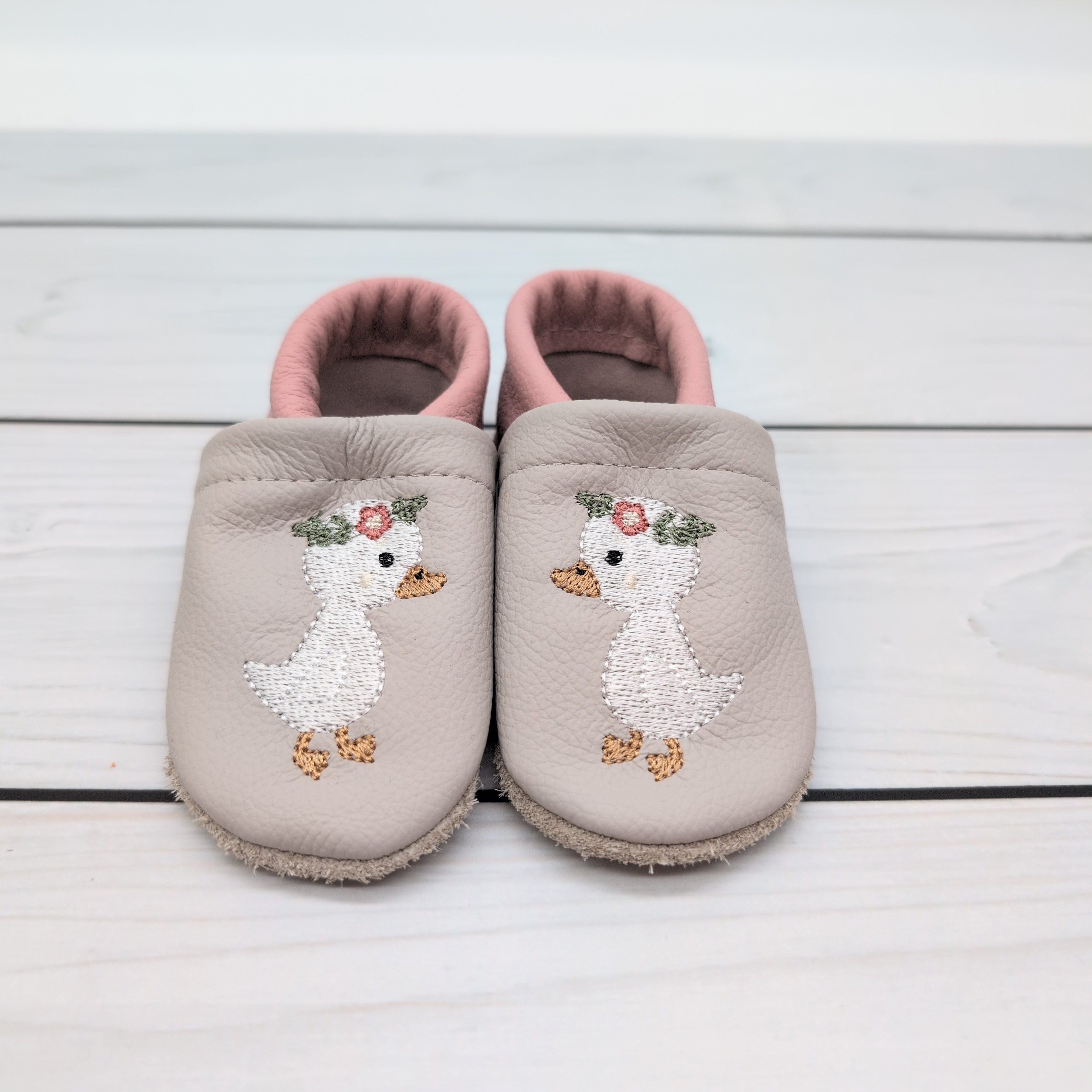 Krabbelschuhe in hellgrau mit Gans Größe 19