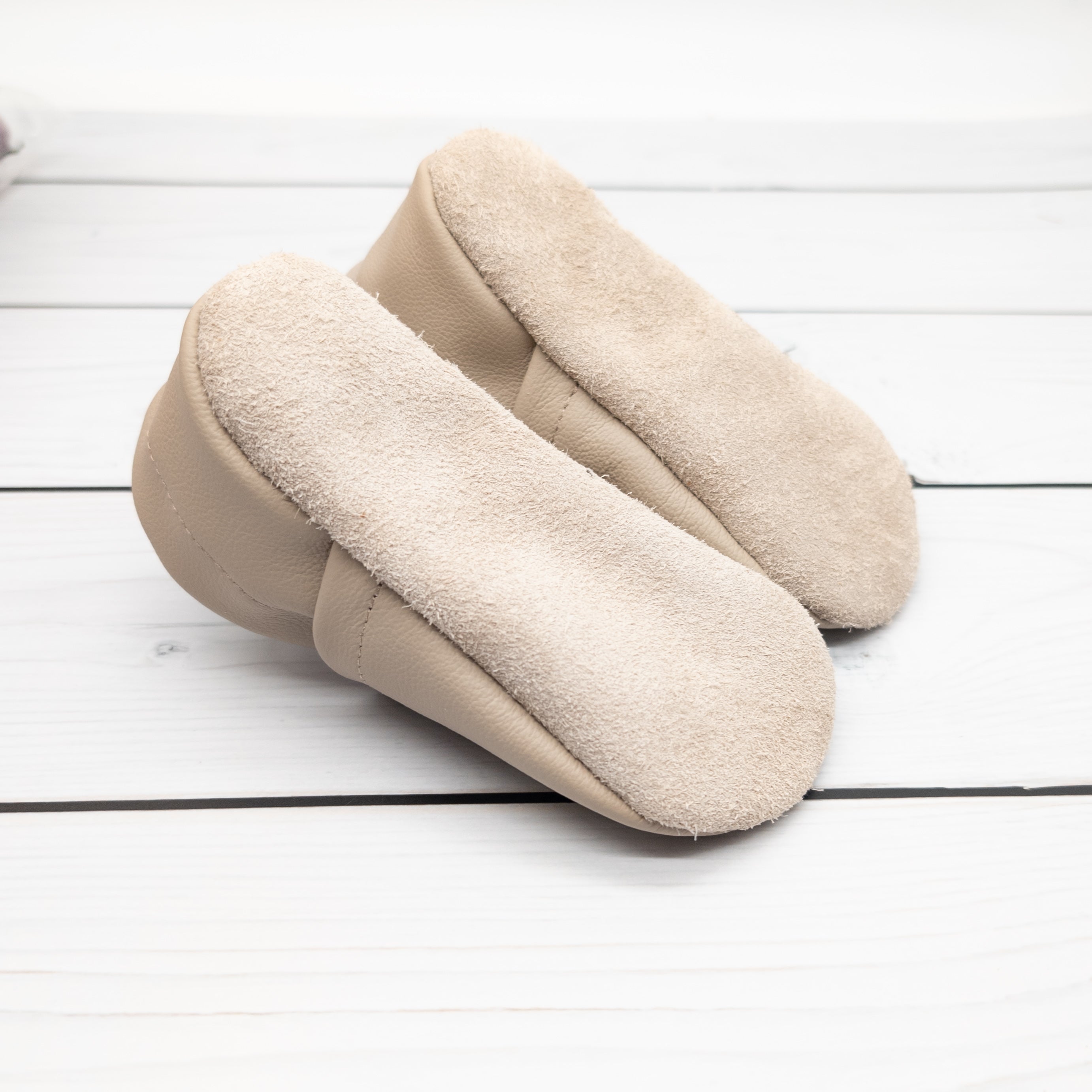 Krabbelschuhe in Camel mit Blumen und Namen bestickt aus Echtleder