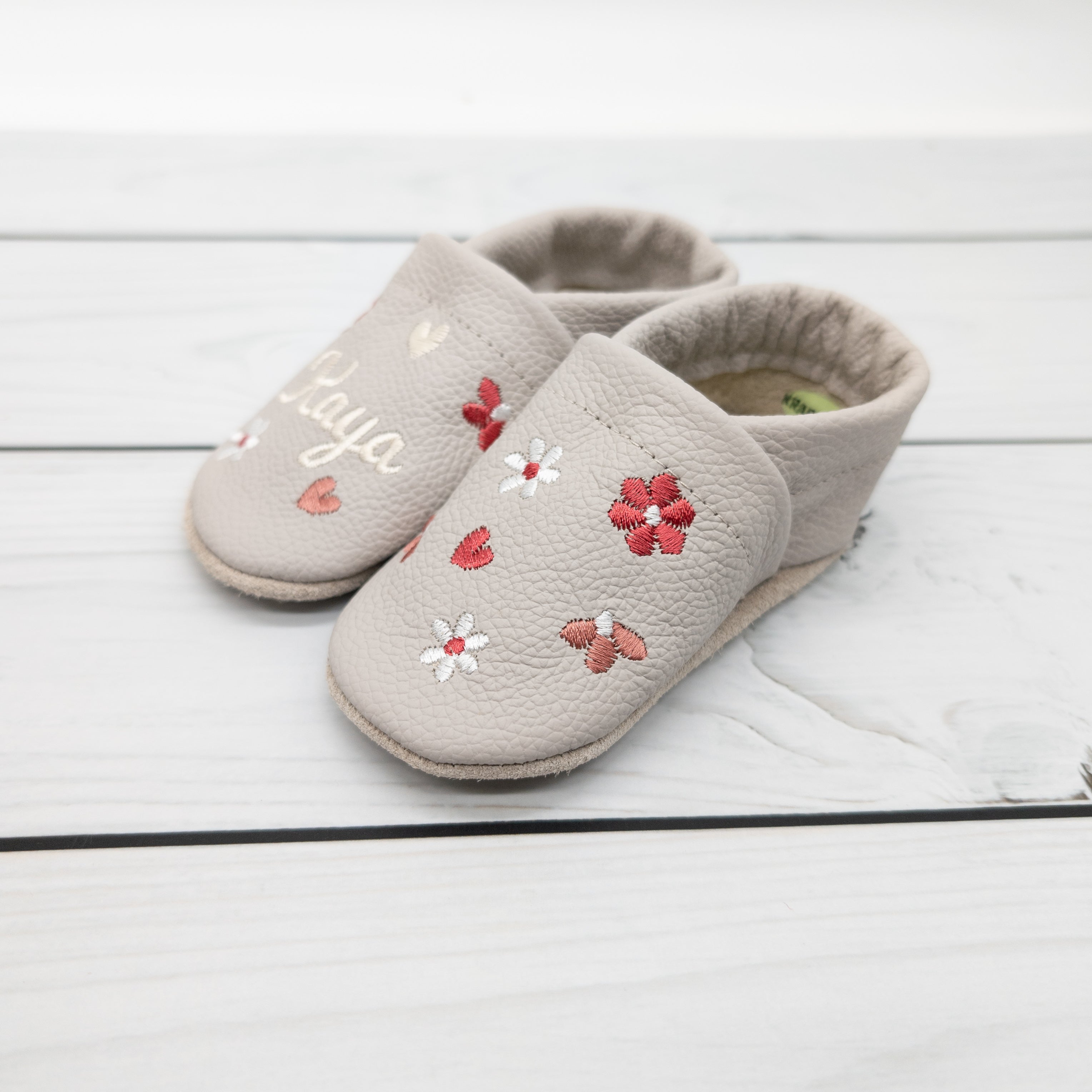 Krabbelschuhe in hellgrau mit bunten Blumen und Namen bestickt aus Echtleder