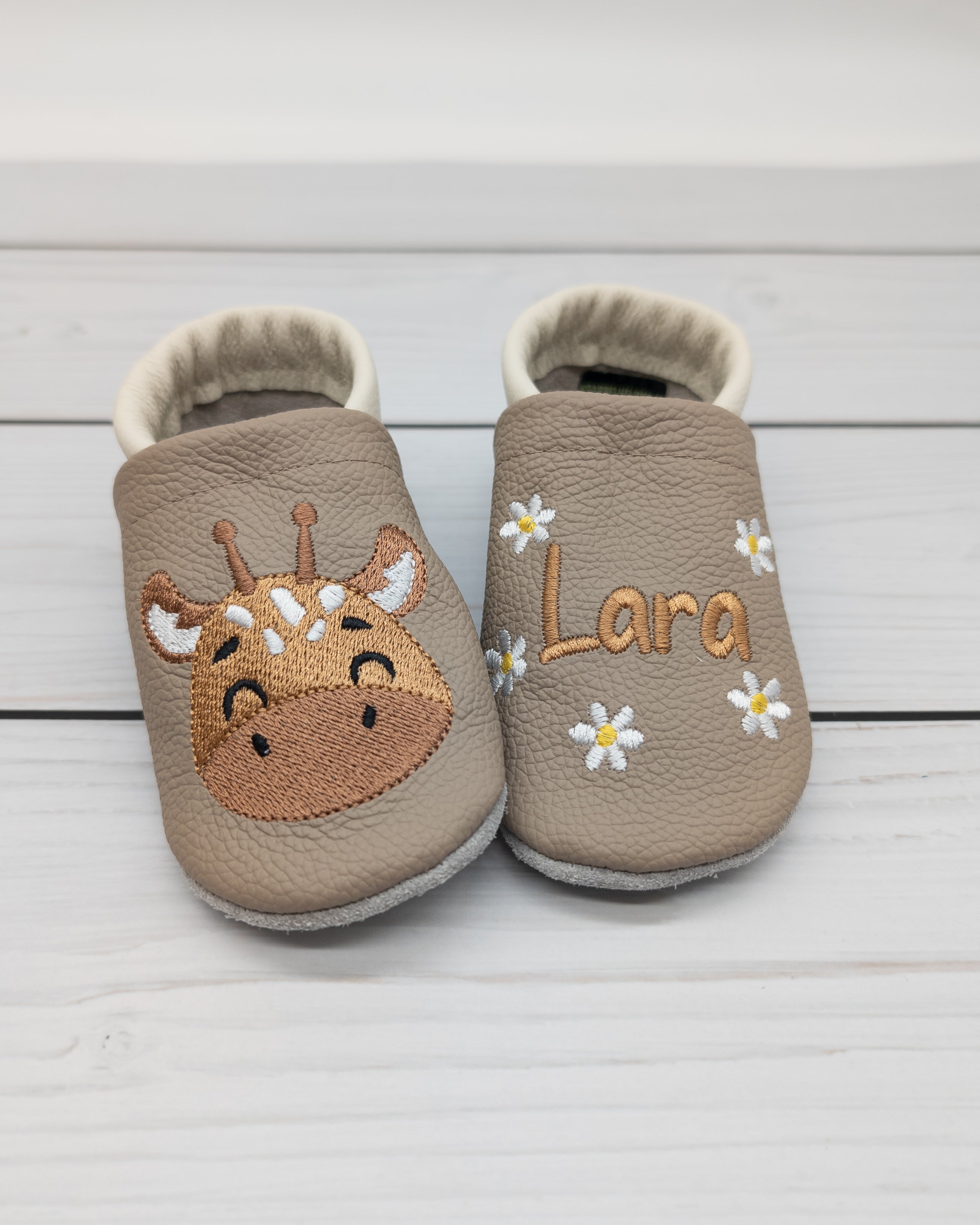 Krabbelschuhe in Camel mit Giraffe und Name bestickt