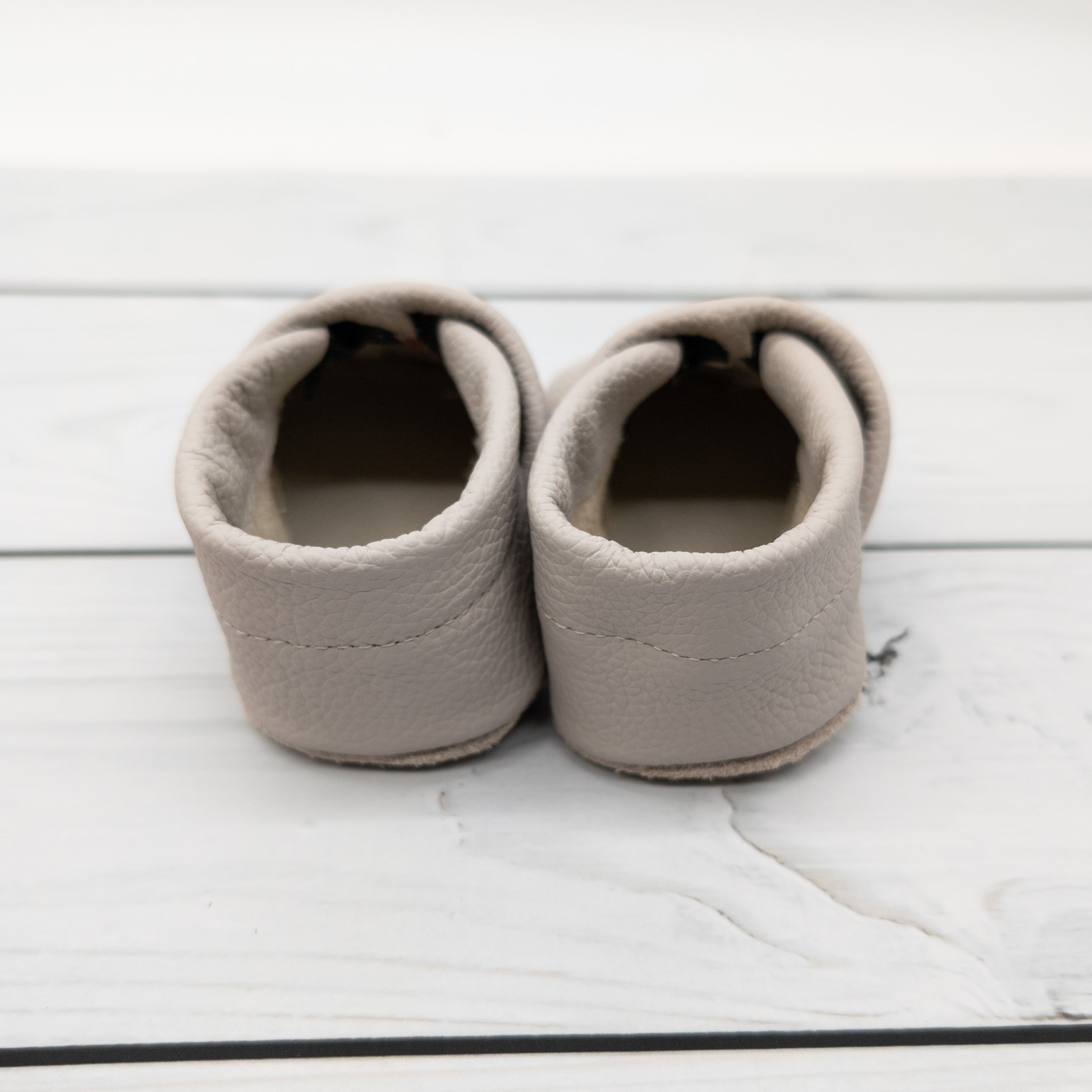 Krabbelschuhe in hellgrau mit bunten Blumen und Namen bestickt aus Echtleder